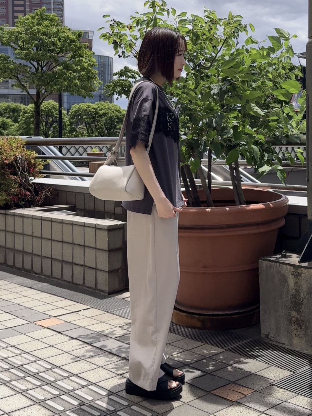 𝐜𝐡𝐢𝐤𝐚さんの「SHOO･LA･RUE｜【ひんやり/洗濯機可】レースデザインでこなれ見え ロゴプリントTシャツ」を使ったコーディネート