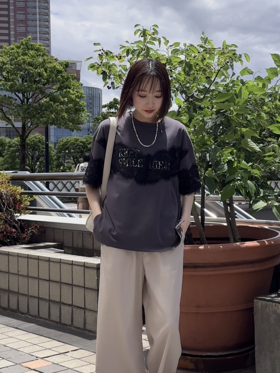 𝐜𝐡𝐢𝐤𝐚さんの「SHOO･LA･RUE｜【ひんやり/洗濯機可】レースデザインでこなれ見え ロゴプリントTシャツ」を使ったコーディネート