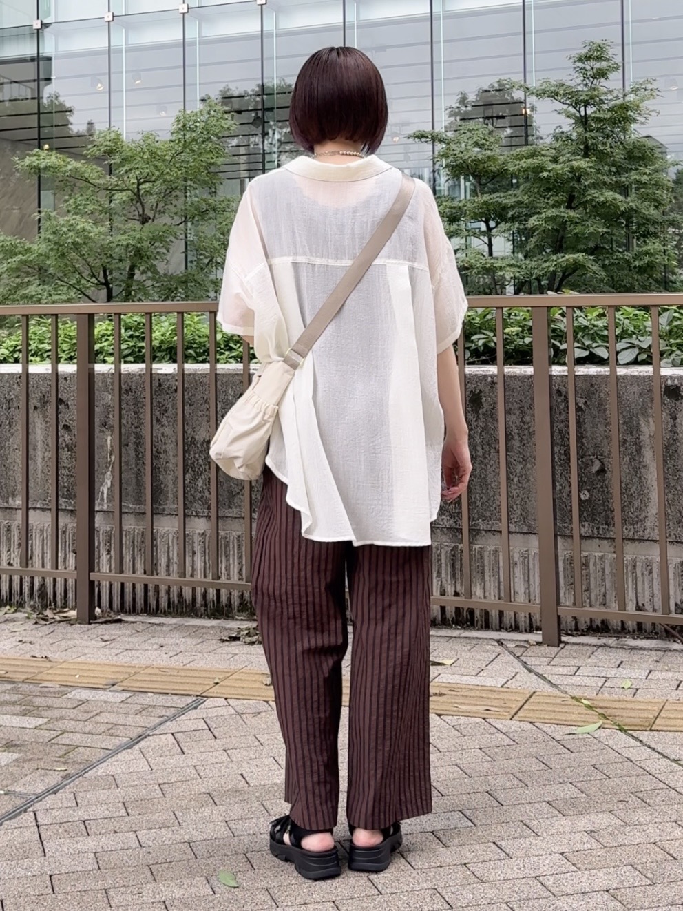 𝐜𝐡𝐢𝐤𝐚さんの「SHOO･LA･RUE｜ヒップがすっぽり隠れる やわらか5分袖シアーシャツ」を使ったコーディネート
