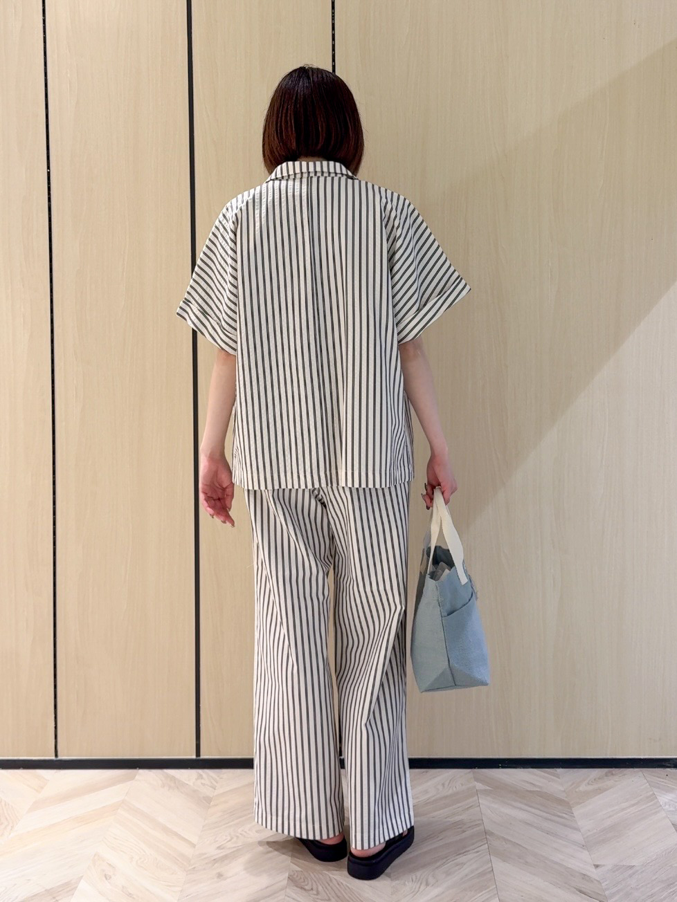 𝐜𝐡𝐢𝐤𝐚さんの「SHOO･LA･RUE｜【ひんやり/吸水速乾/セットアップ可】羽織るだけで主役になる サッカーストライプシャツジャケット」を使ったコーディネート