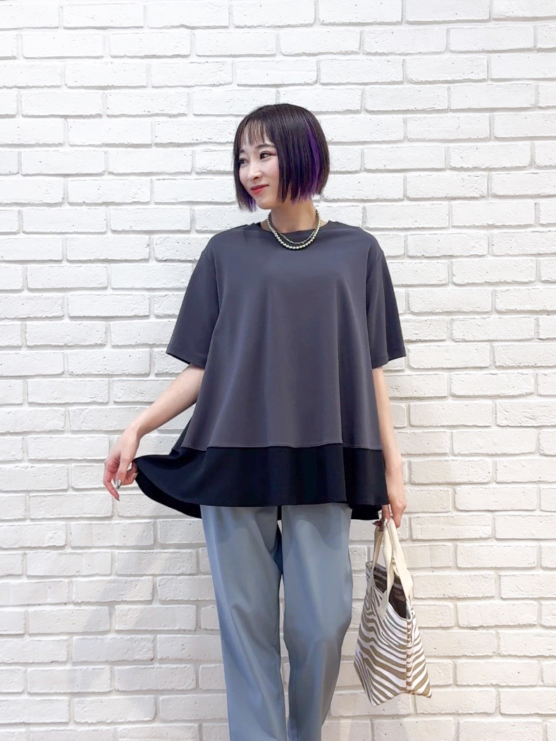 𝐜𝐡𝐢𝐤𝐚さんの「SHOO･LA･RUE｜【ひんやり/UV/抗菌防臭】体型カバーも叶う 裾切り替えAライントップス」を使ったコーディネート