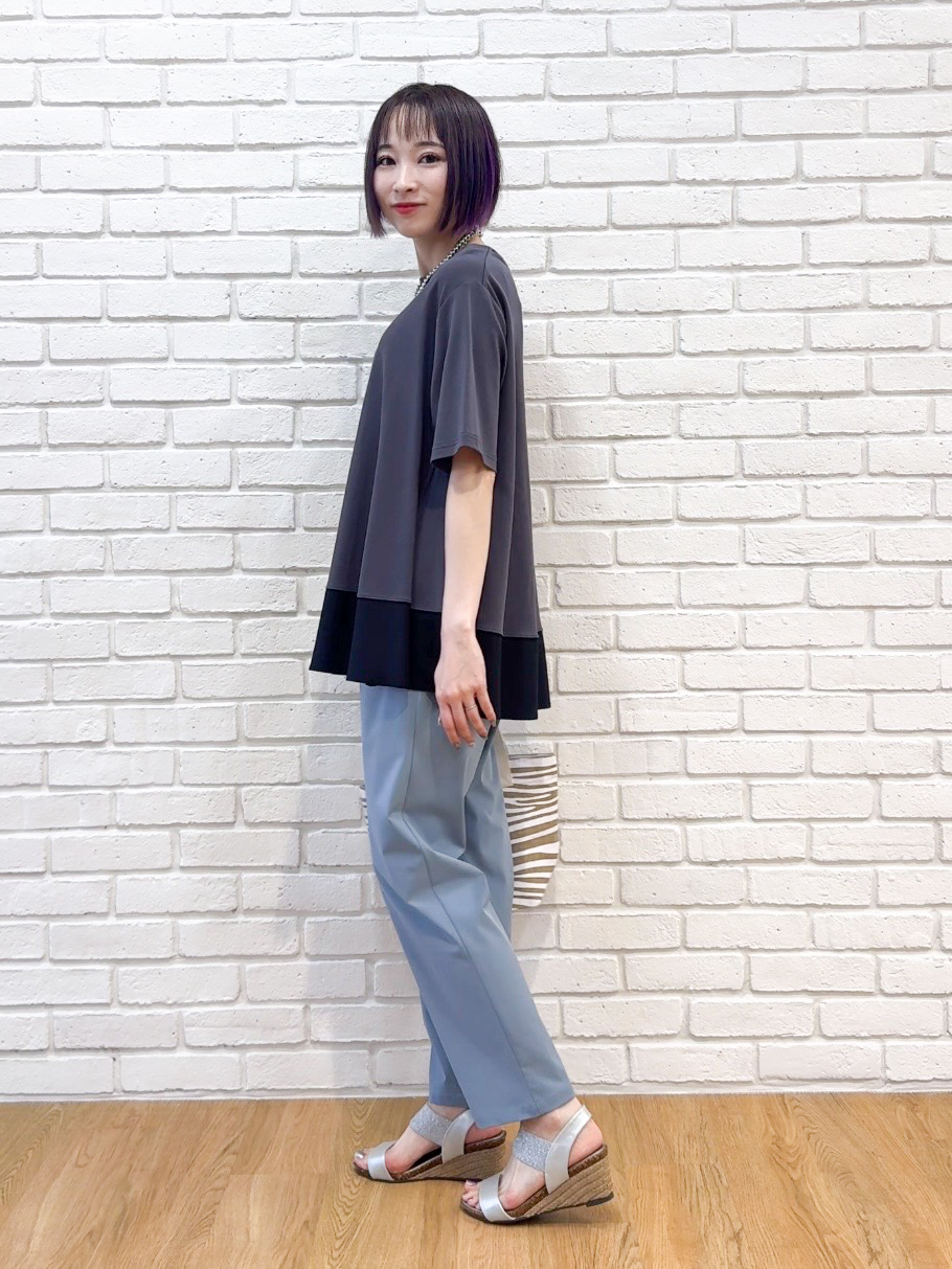𝐜𝐡𝐢𝐤𝐚さんの「SHOO･LA･RUE｜【ひんやり/UV/抗菌防臭】体型カバーも叶う 裾切り替えAライントップス」を使ったコーディネート