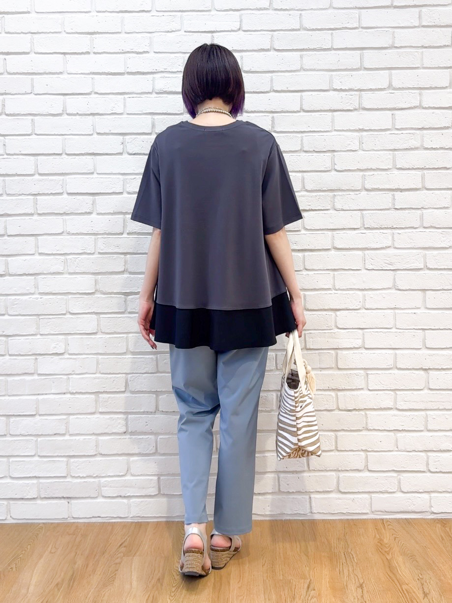 𝐜𝐡𝐢𝐤𝐚さんの「SHOO･LA･RUE｜【ひんやり/UV/抗菌防臭】体型カバーも叶う 裾切り替えAライントップス」を使ったコーディネート