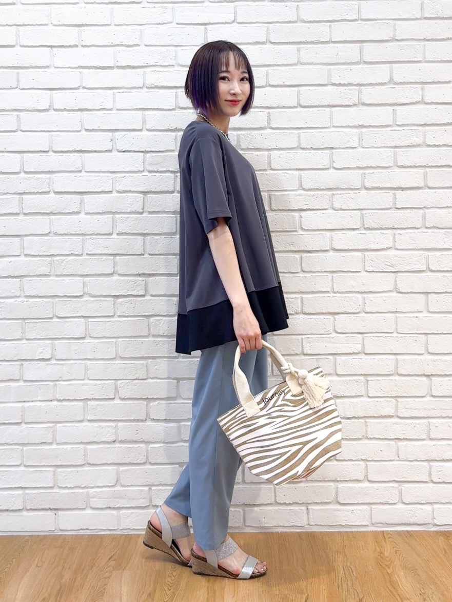 𝐜𝐡𝐢𝐤𝐚さんの「SHOO･LA･RUE｜【ひんやり/UV/抗菌防臭】体型カバーも叶う 裾切り替えAライントップス」を使ったコーディネート