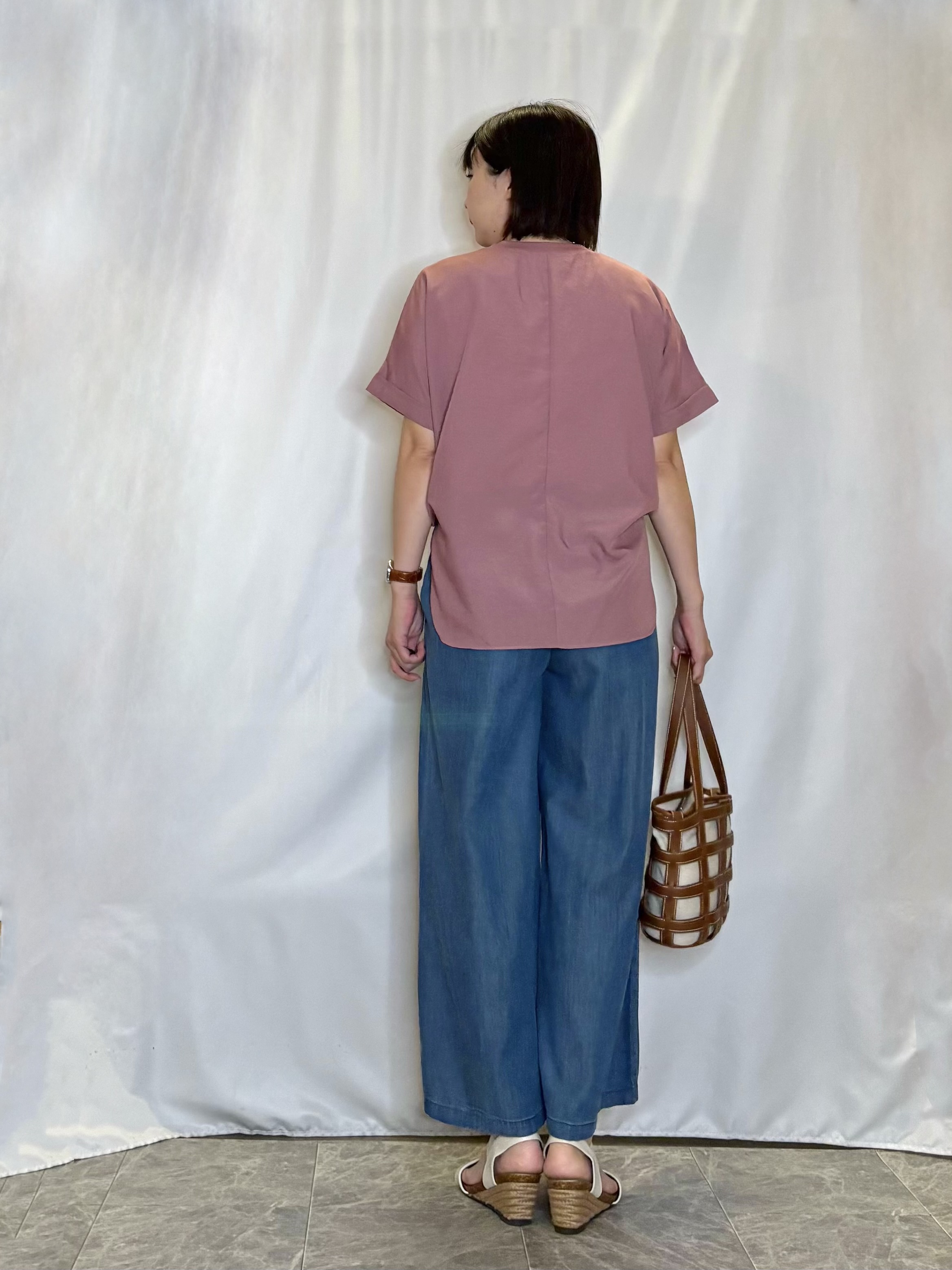 ネリさんの「SHOO･LA･RUE｜【ひんやり/着丈選べる/体型カバー】洗濯後しわになりにくい さらさらドルマンブラウス」を使ったコーディネート