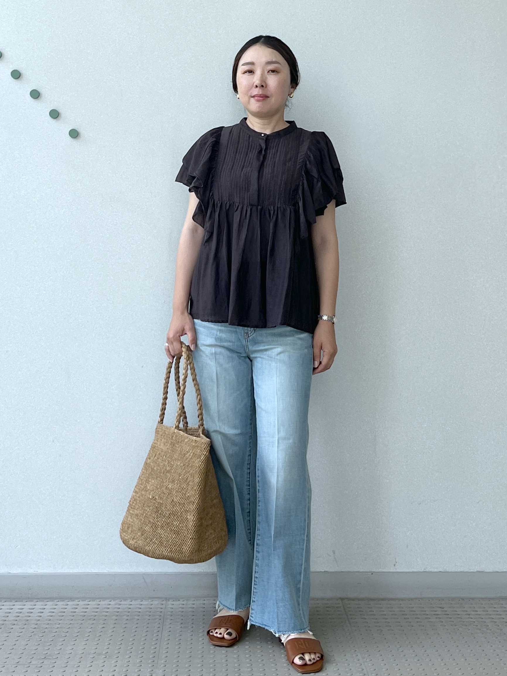Soeさんの「DRESSTERIOR｜コットンシルク ラッフルスリーブ ブラウス」を使ったコーディネート