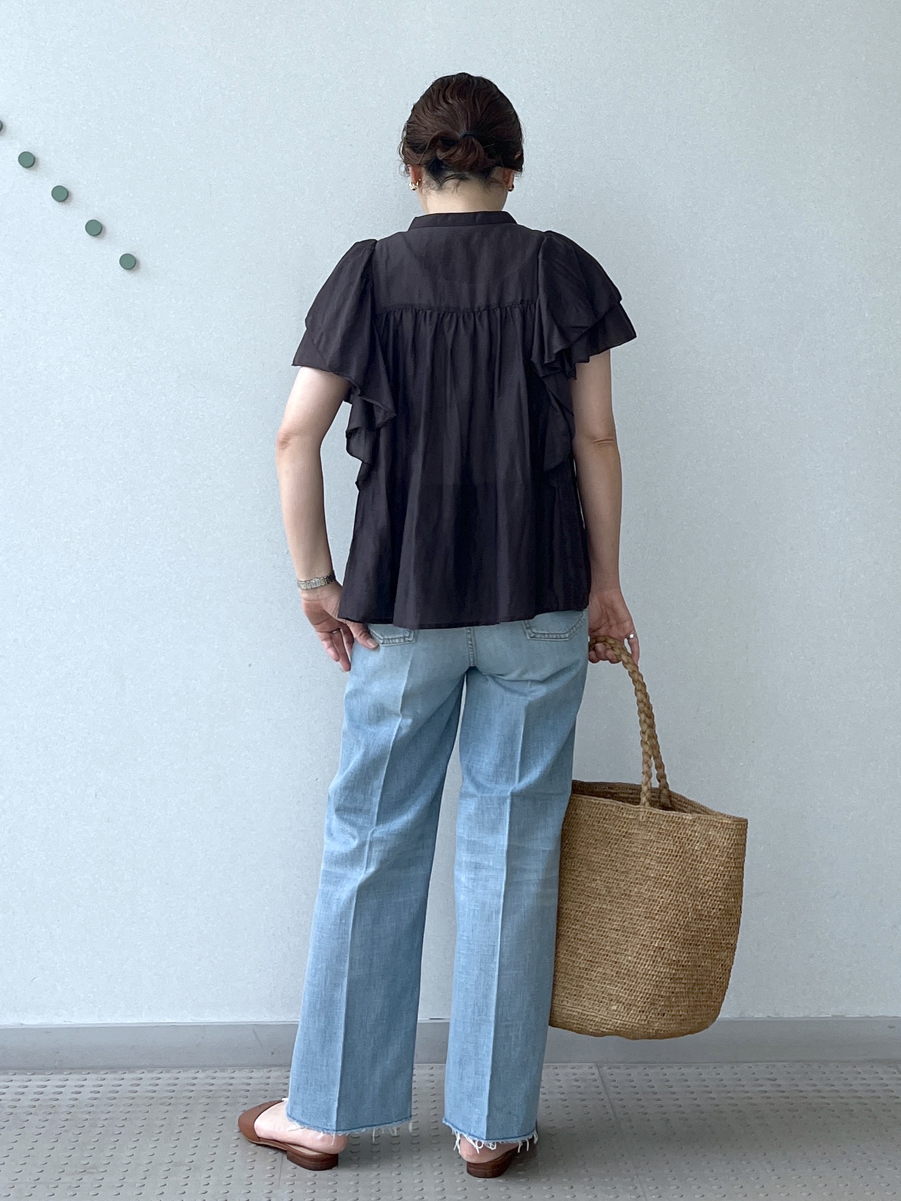 Soeさんの「DRESSTERIOR｜コットンシルク ラッフルスリーブ ブラウス」を使ったコーディネート