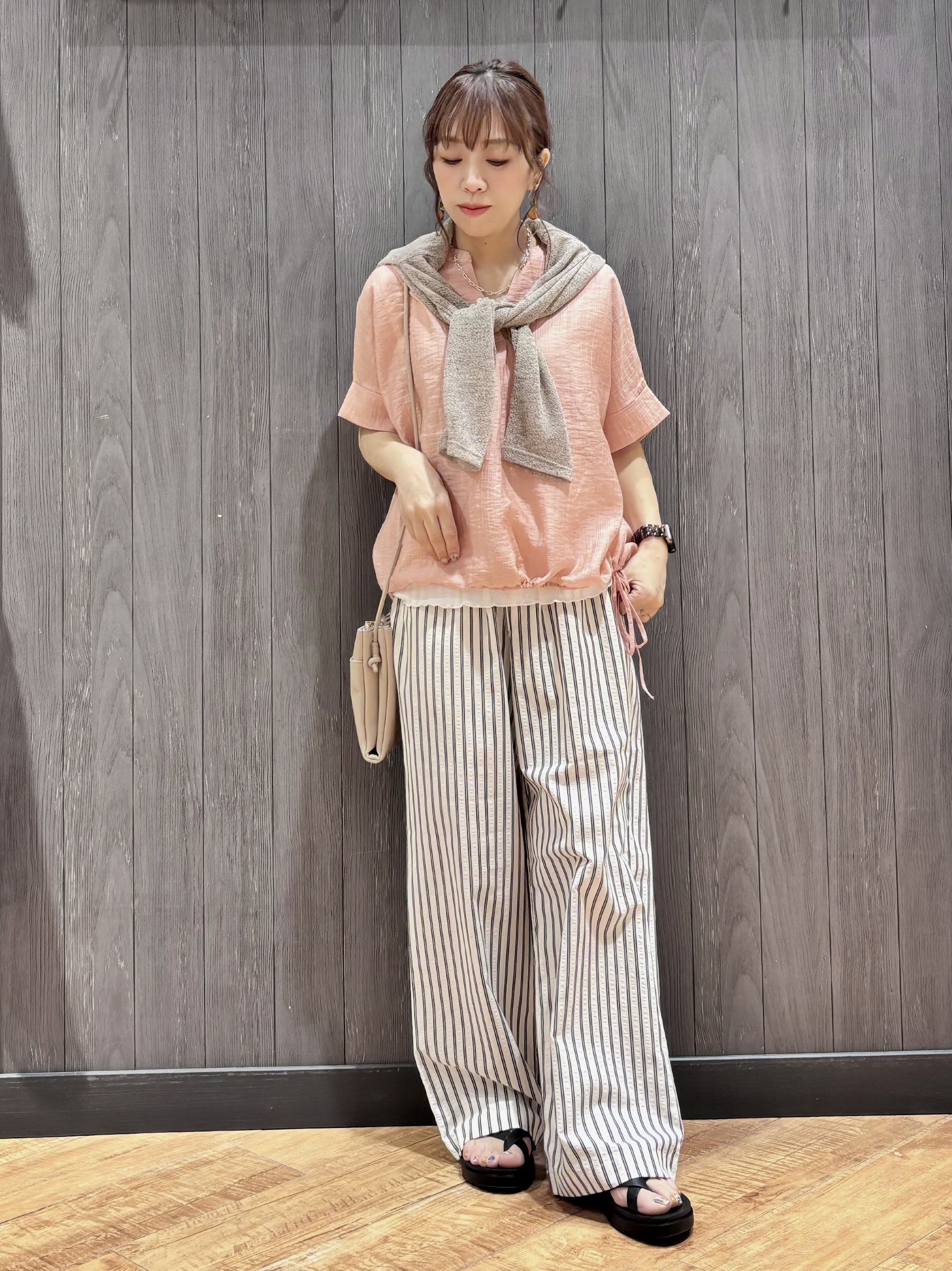 meiさんの「SHOO･LA･RUE｜【高レビュー/体型カバー】インせず着られる スキッパー裾リボンブラウス」を使ったコーディネート