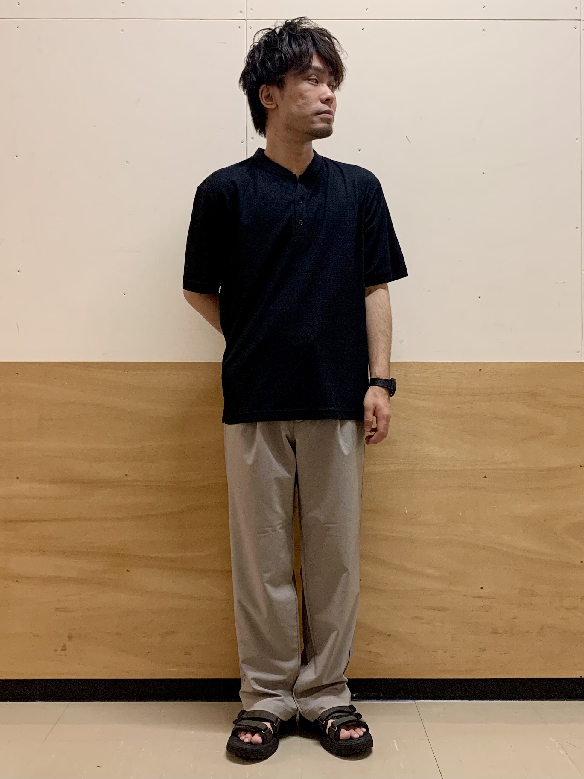 MATUさんの「THE SHOP TK｜【サラッと軽い着心地に。】BO-NO HENLEY TEE/ボーノヘンリーネック Tシャツ　吸水速乾」を使ったコーディネート