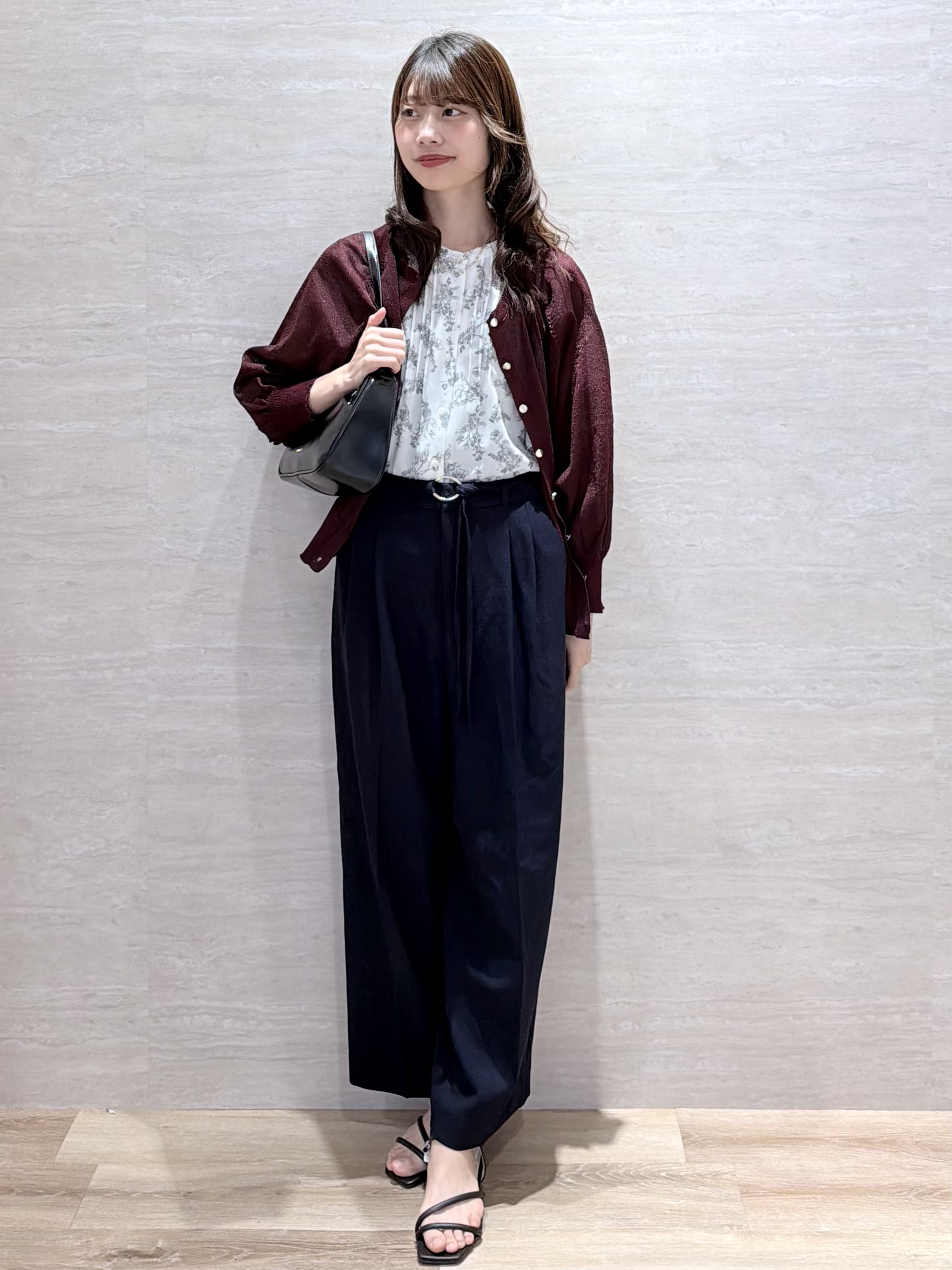 Hinaさんの「OPAQUE.CLIP｜【接触冷感】シアーラメドルマンショートカーディガン《洗濯機OK》」を使ったコーディネート