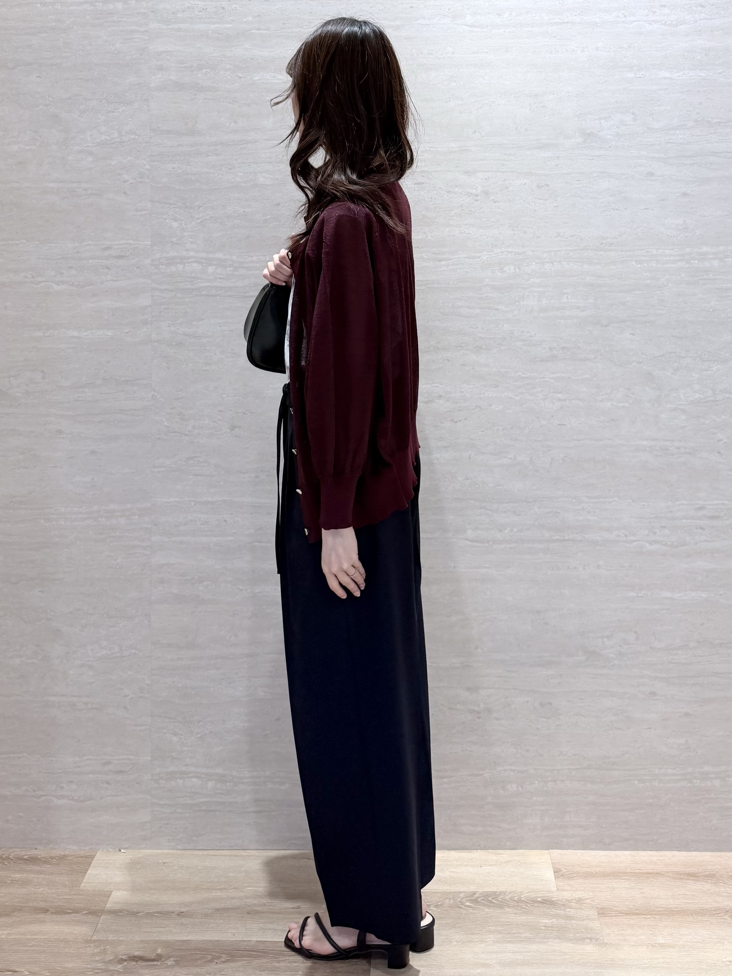 Hinaさんの「OPAQUE.CLIP｜【接触冷感】シアーラメドルマンショートカーディガン《洗濯機OK》」を使ったコーディネート