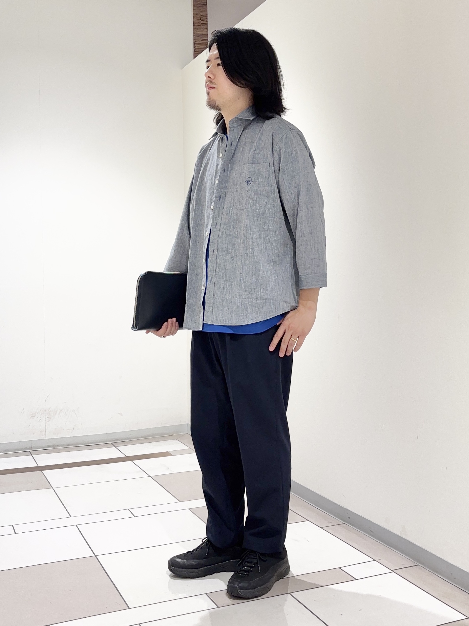 及川さんの「TAKEO KIKUCHI｜【接触冷感】ハイブリッド リネン 七分袖シャツ」を使ったコーディネート
