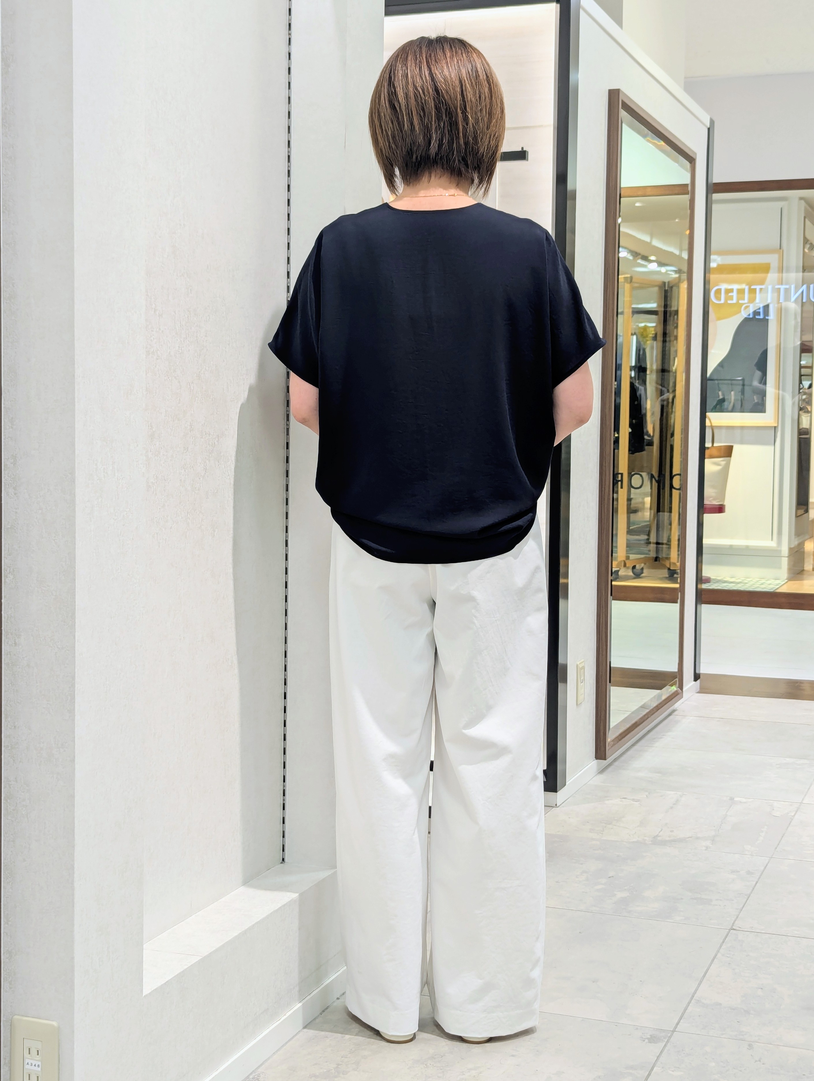 odaさんの「UNTITLED｜【UV/接触冷感/セットアップ可】リラクシーキーVネックブラウス」を使ったコーディネート