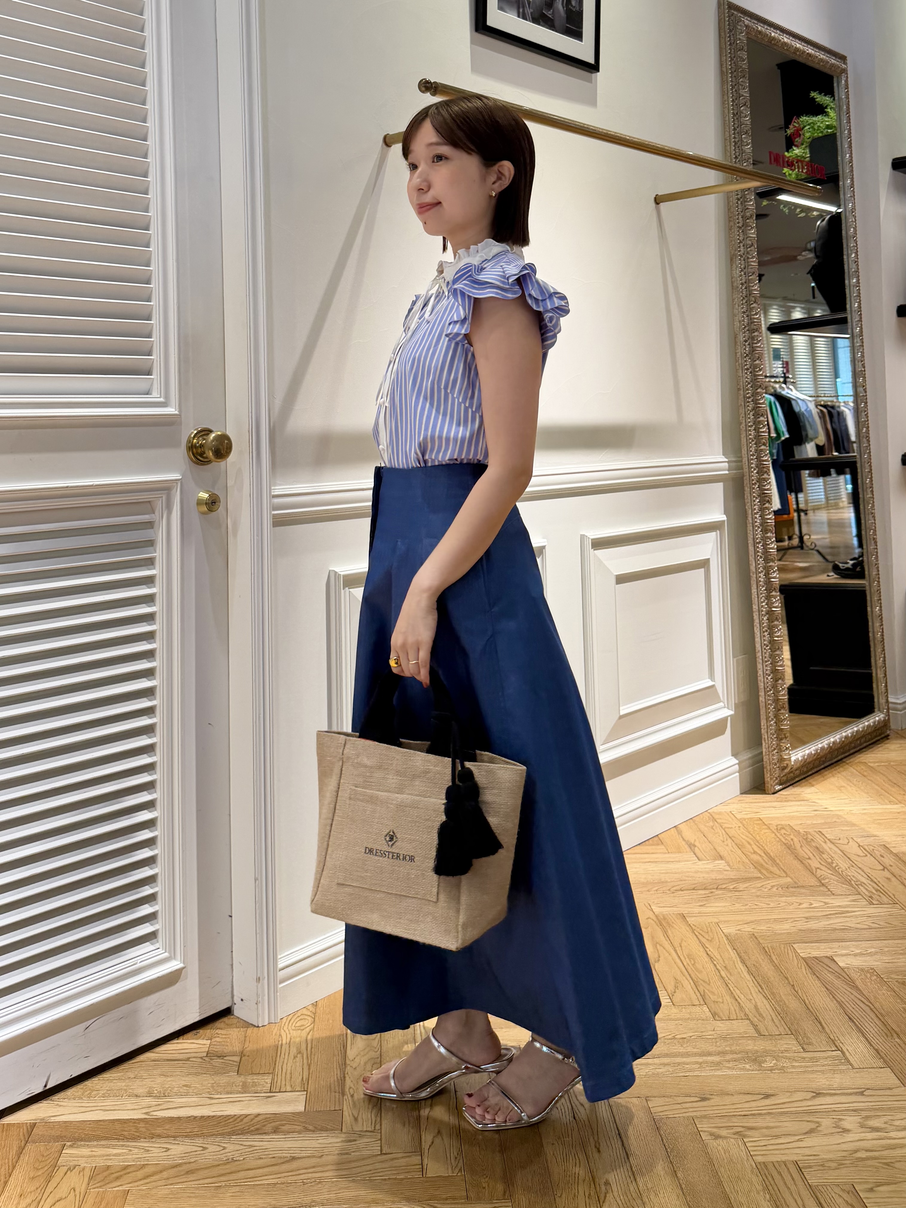 つじ まこさんの「DRESSTERIOR｜クレリック ウィングスリーブ ブラウス」を使ったコーディネート