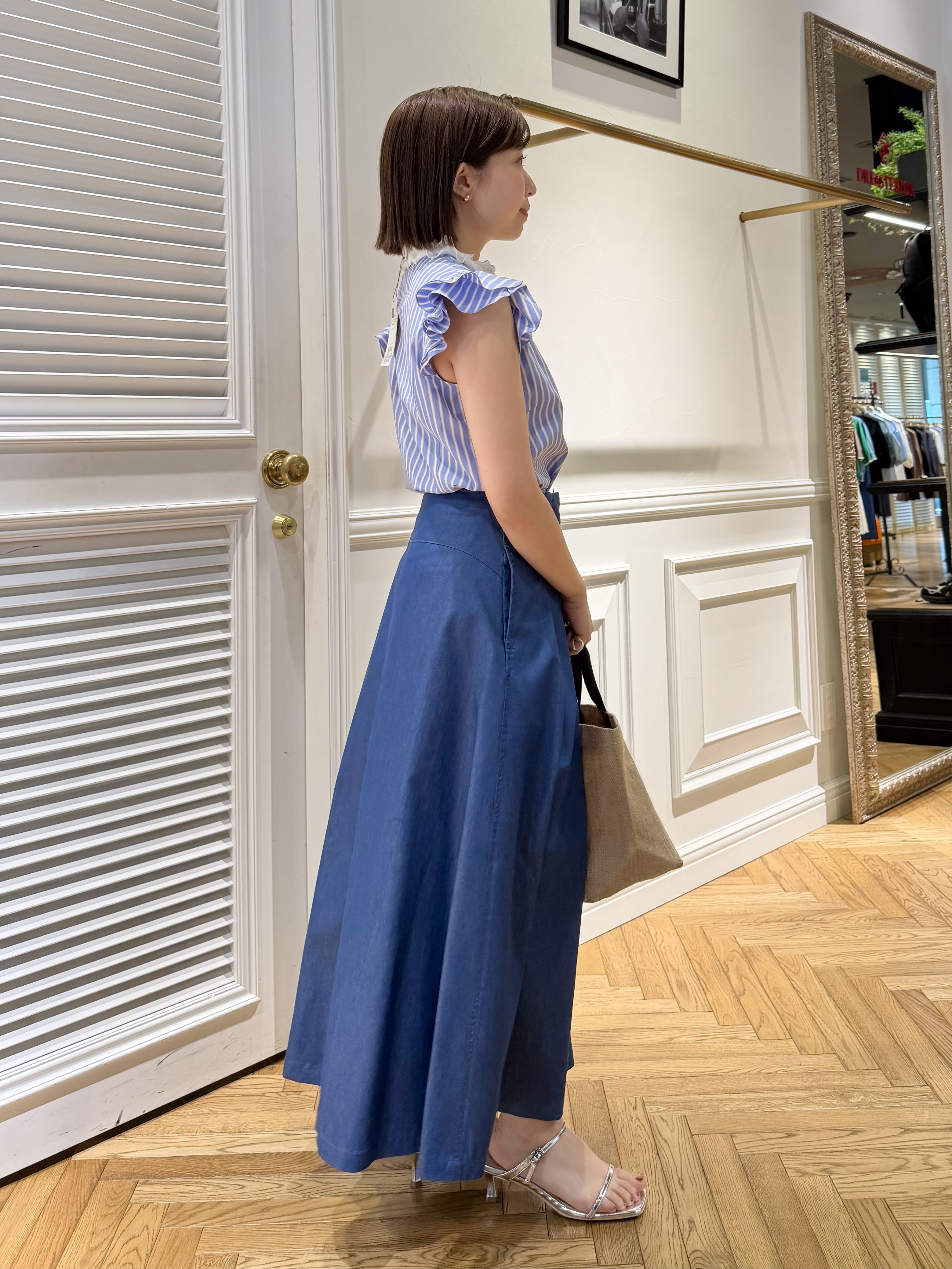 つじ まこさんの「DRESSTERIOR｜クレリック ウィングスリーブ ブラウス」を使ったコーディネート