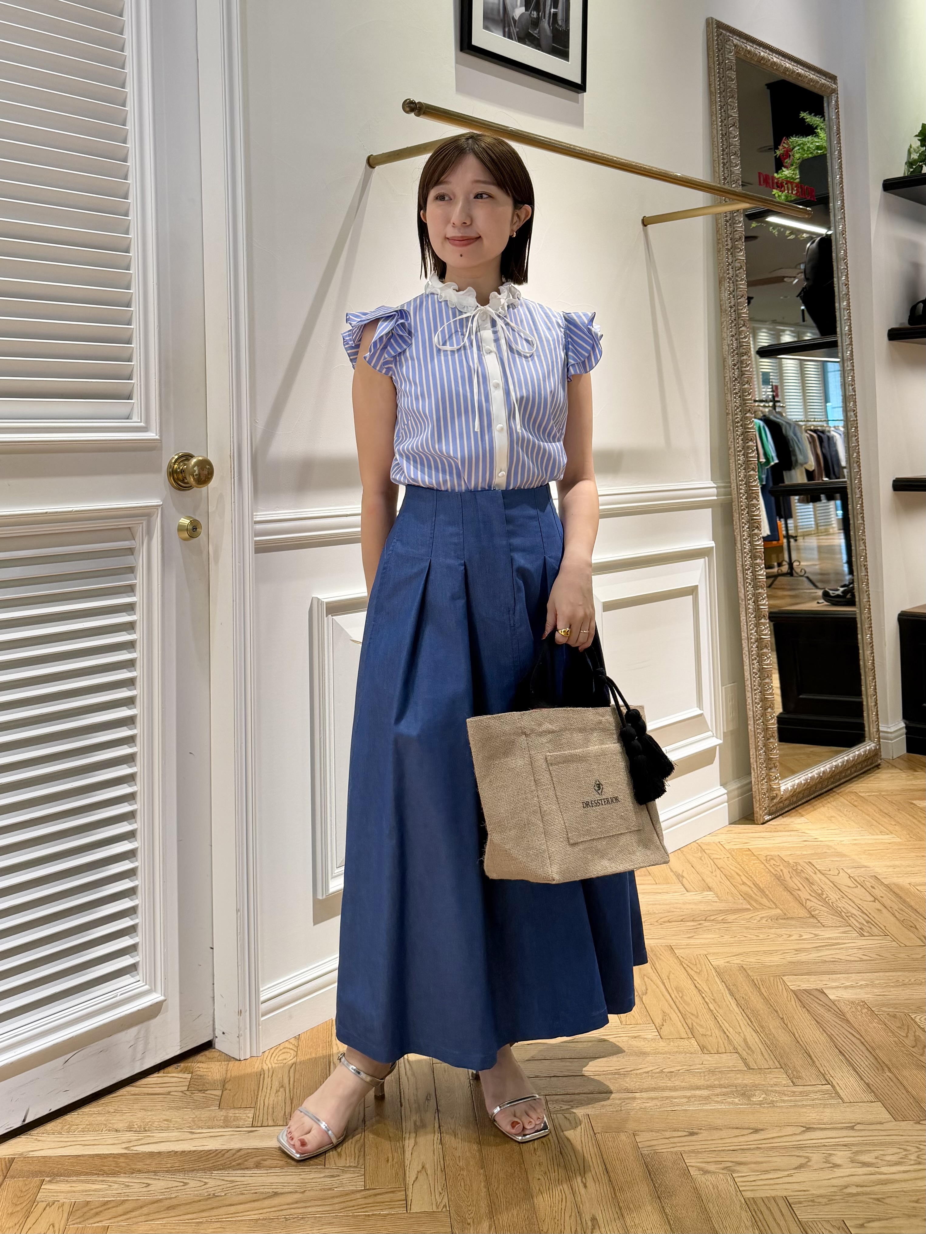 つじ まこさんの「DRESSTERIOR｜クレリック ウィングスリーブ ブラウス」を使ったコーディネート