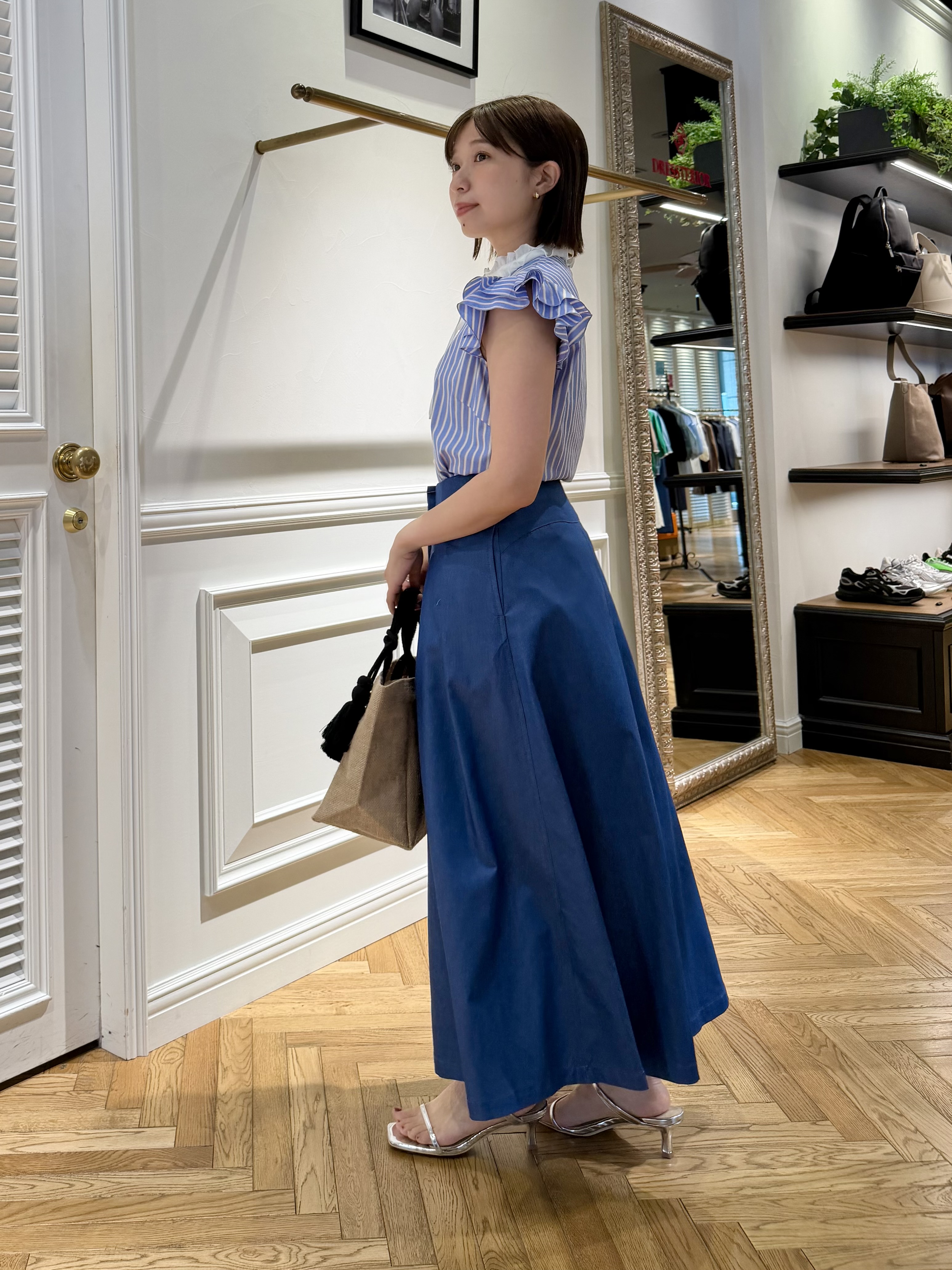 つじ まこさんの「DRESSTERIOR｜クレリック ウィングスリーブ ブラウス」を使ったコーディネート