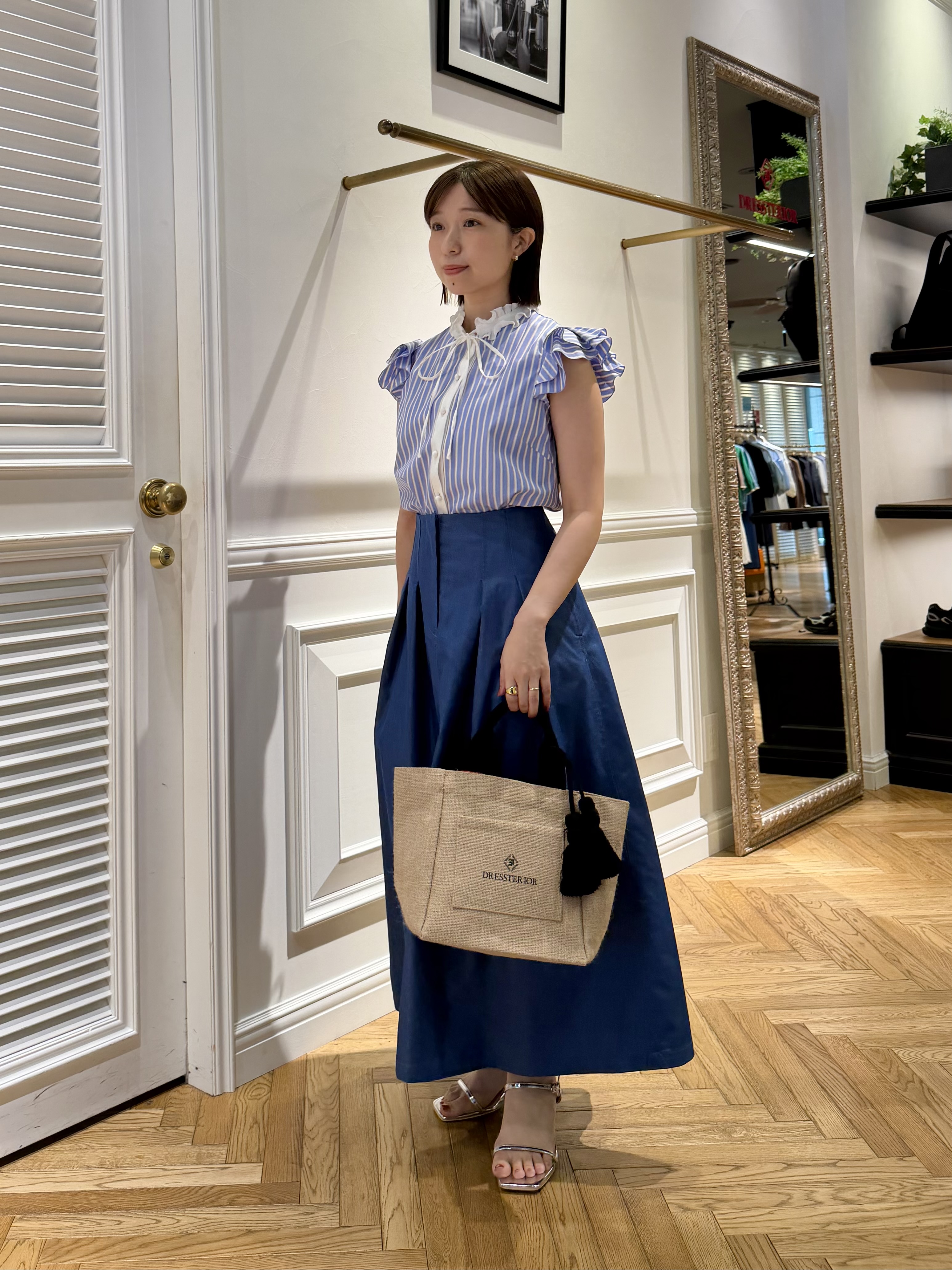 つじ まこさんの「DRESSTERIOR｜クレリック ウィングスリーブ ブラウス」を使ったコーディネート