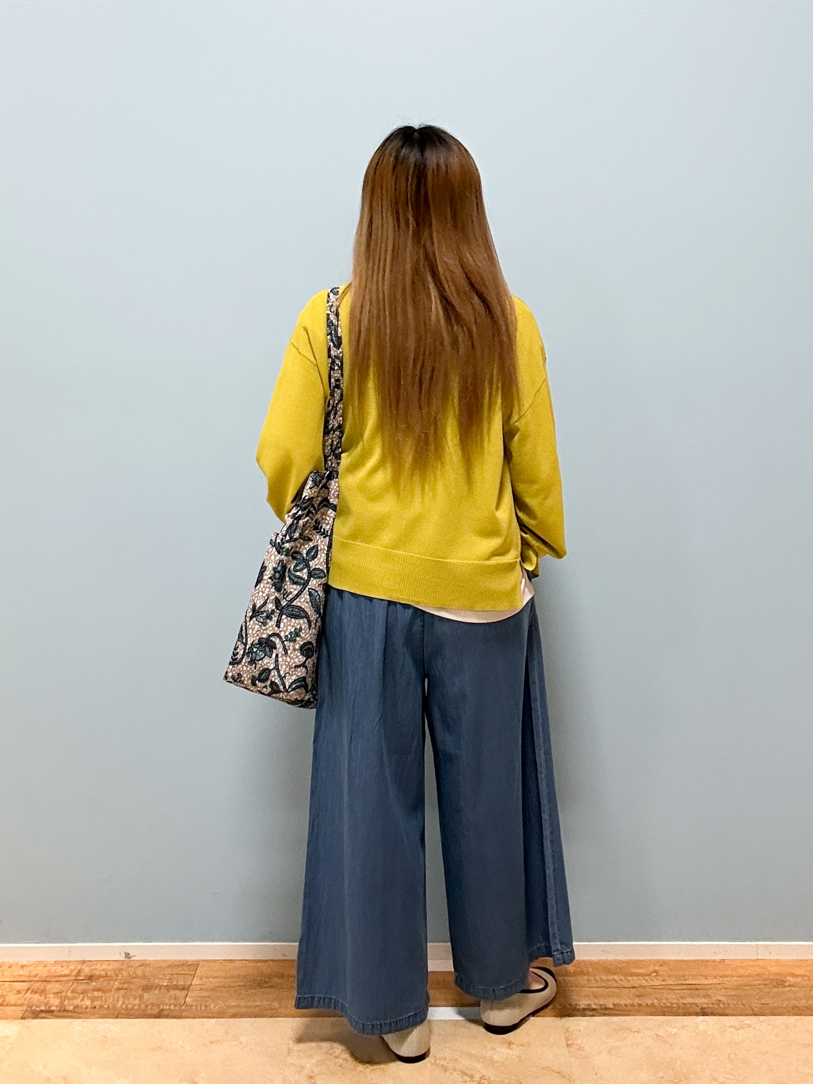 mikoさんの「SHOO･LA･RUE｜【洗濯機可/ひんやり/UV】さらっとしたタッチが心地よい ショート丈 Vネックカーディガン」を使ったコーディネート