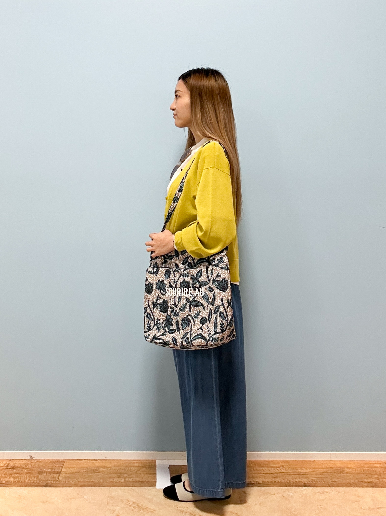 mikoさんの「SHOO･LA･RUE｜【洗濯機可/ひんやり/UV】さらっとしたタッチが心地よい ショート丈 Vネックカーディガン」を使ったコーディネート