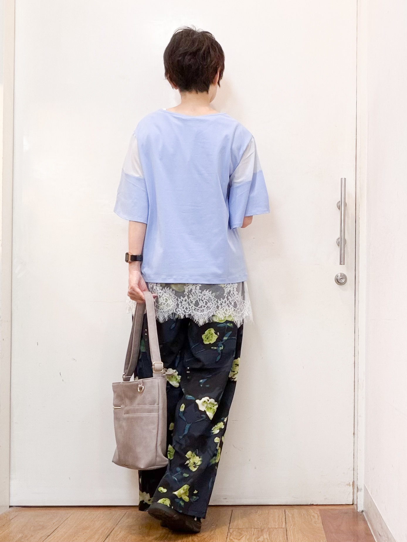 みぃさんの「SHOO･LA･RUE｜【ひんやり/S-LL/体型カバー】フレアスリーブで二の腕を自然にカバー 浅VネックTシャツ」を使ったコーディネート
