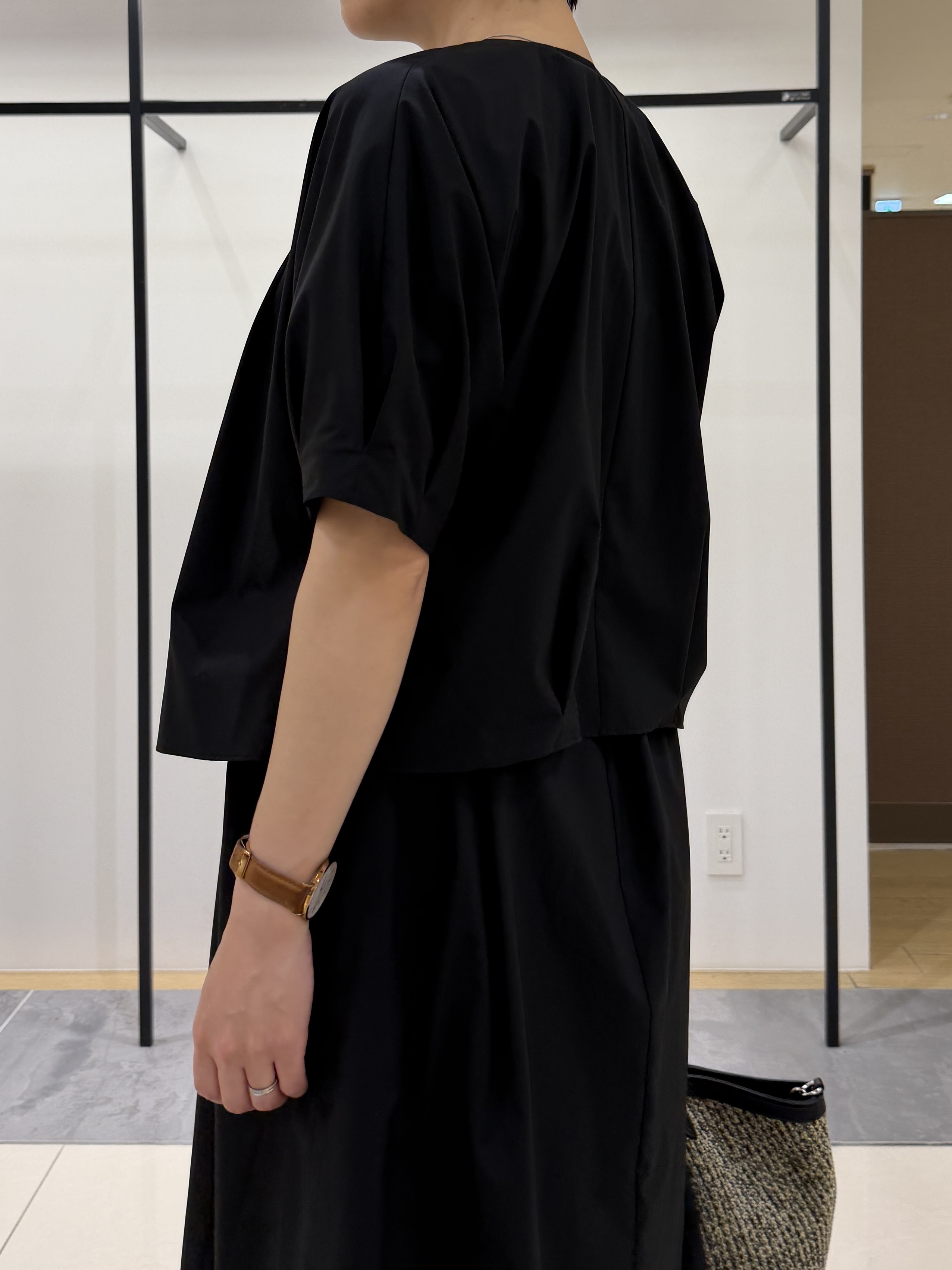 shihoさんの「INDIVI｜【撥水／UVカット】タックデザインブラウス」を使ったコーディネート