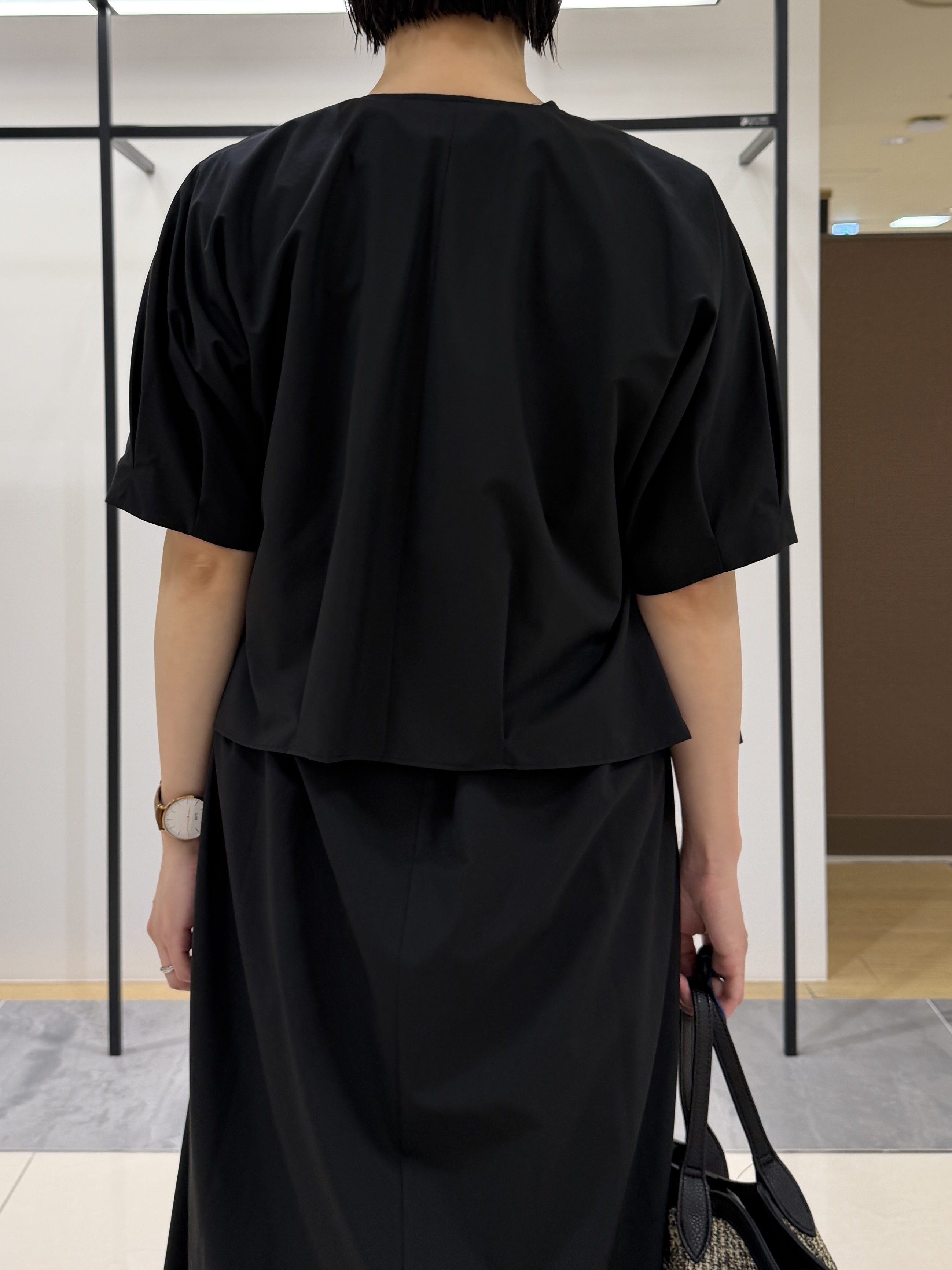 shihoさんの「INDIVI｜【撥水／UVカット】タックデザインブラウス」を使ったコーディネート