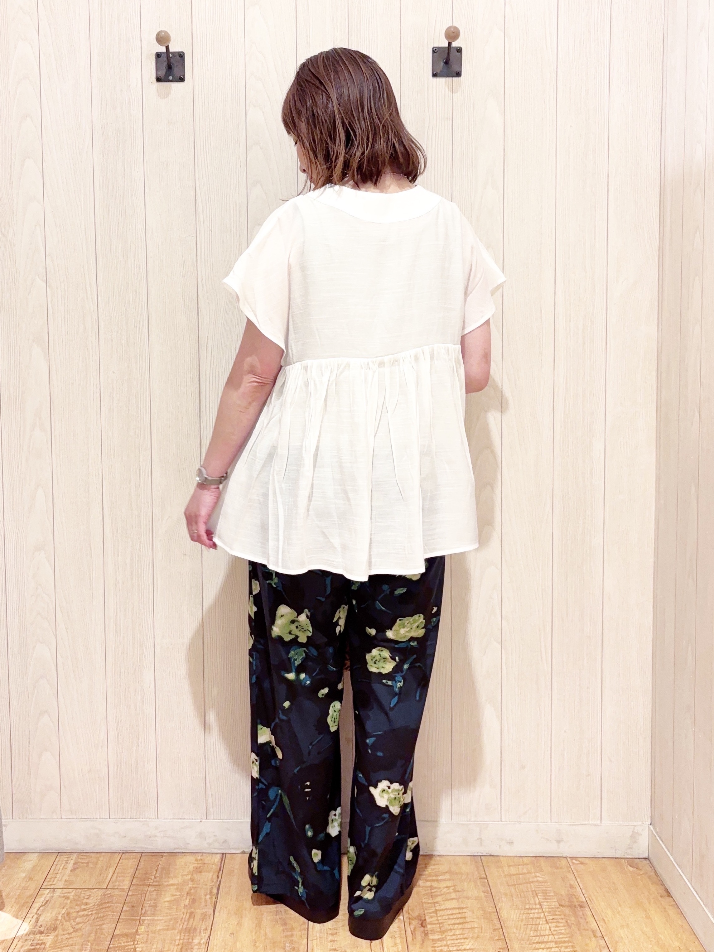 あいこさんの「SHOO･LA･RUE｜【ひんやり/UV/体型カバー】インせず着られる Vネックギャザーブラウス」を使ったコーディネート