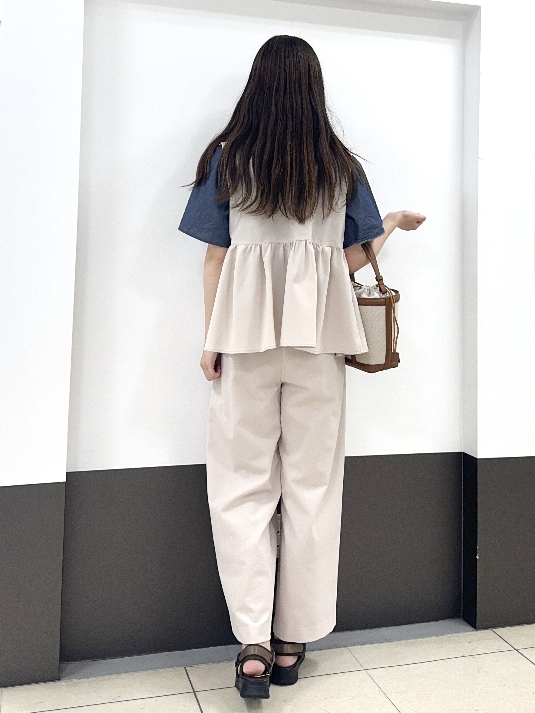 Nrinさんの「Reflect｜【単品使い◎】ペプラムベスト＋リラクシーパンツセット」を使ったコーディネート