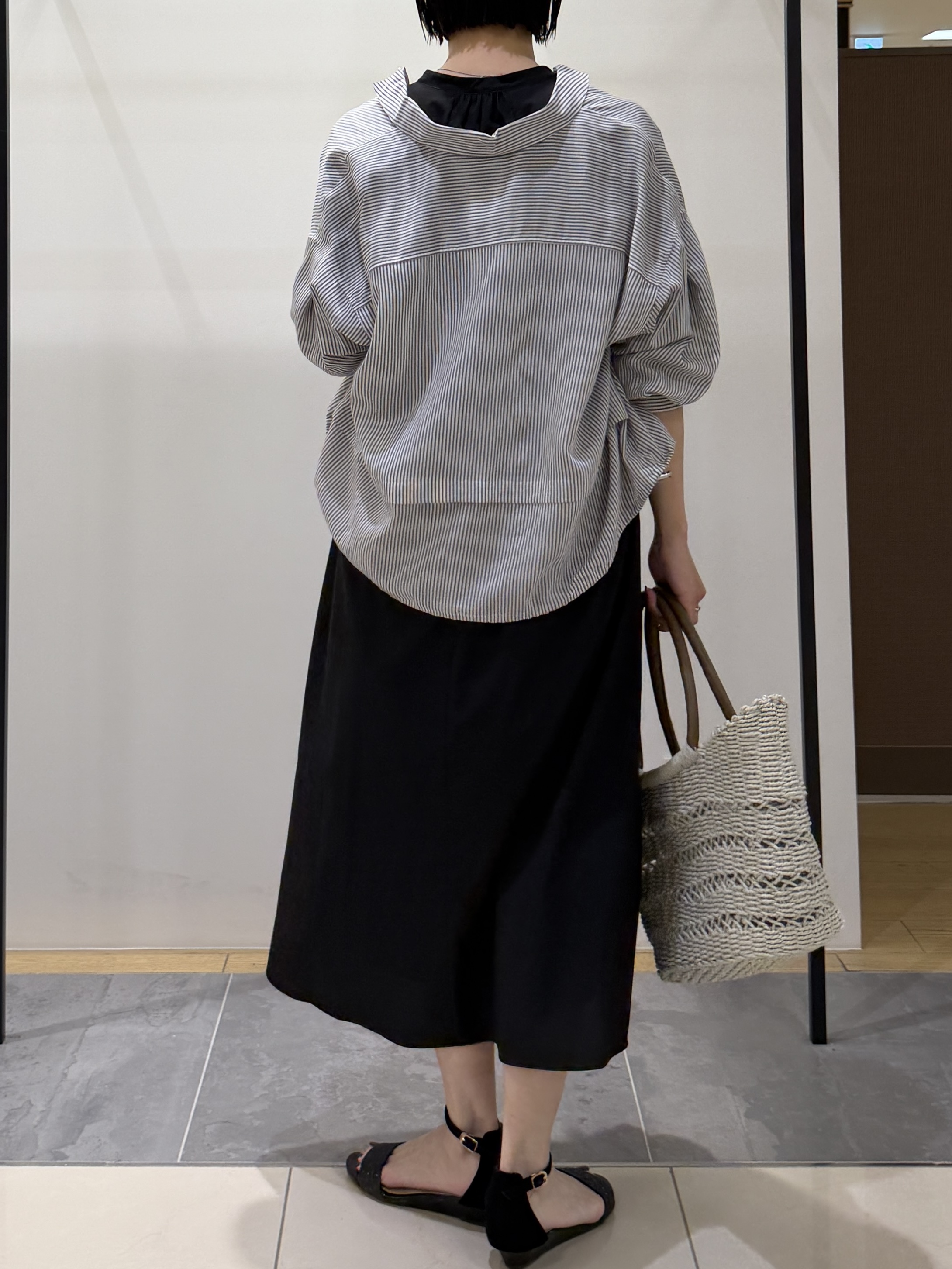 shihoさんの「INDIVI｜【接触冷感／洗える／2WAY】ドロスト付 シアーシャンブレーシャツ」を使ったコーディネート