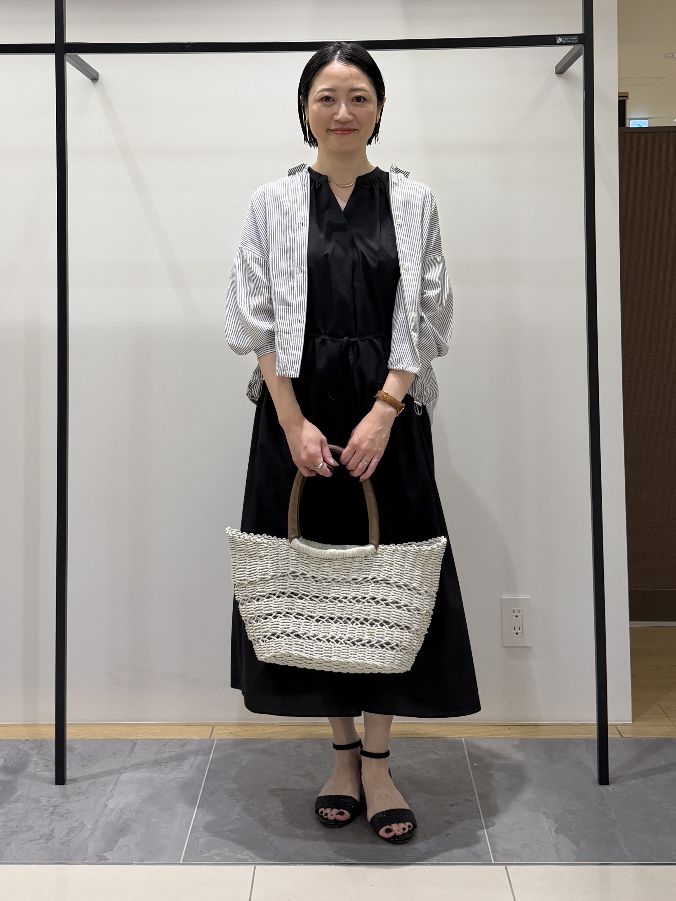 shihoさんの「INDIVI｜【接触冷感／洗える／2WAY】ドロスト付 シアーシャンブレーシャツ」を使ったコーディネート