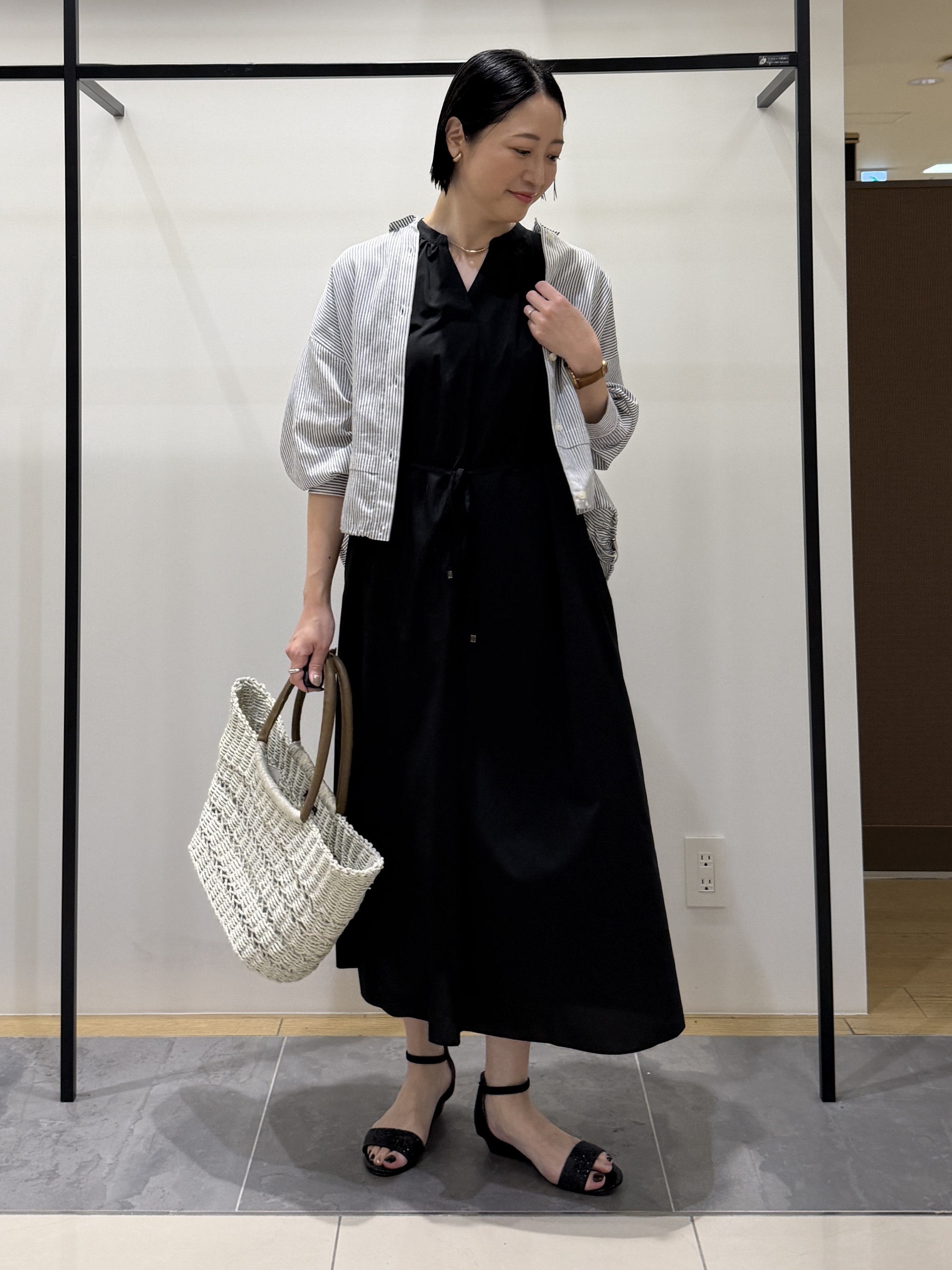 shihoさんの「INDIVI｜【接触冷感／洗える／2WAY】ドロスト付 シアーシャンブレーシャツ」を使ったコーディネート