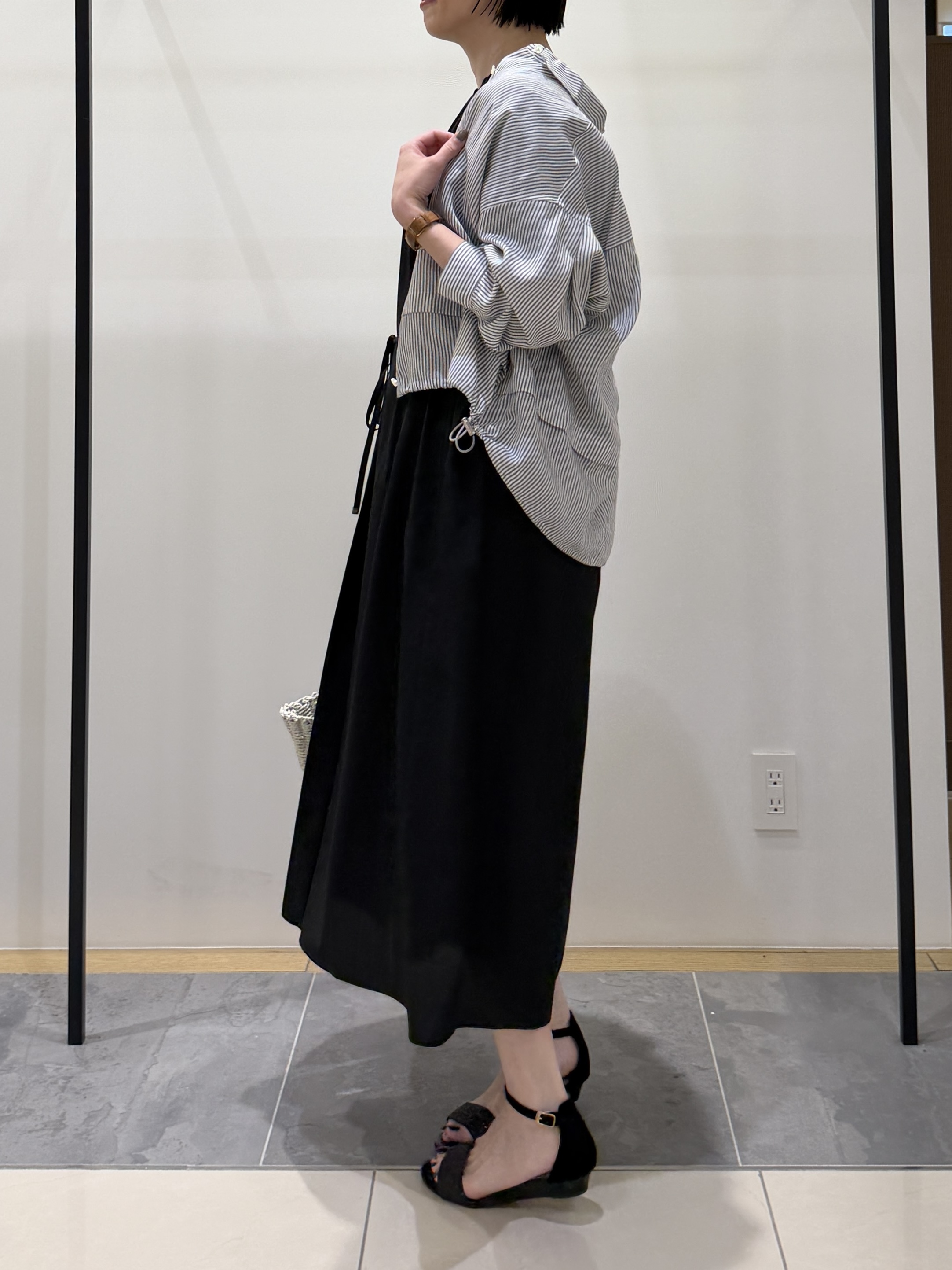 shihoさんの「INDIVI｜【接触冷感／洗える／2WAY】ドロスト付 シアーシャンブレーシャツ」を使ったコーディネート