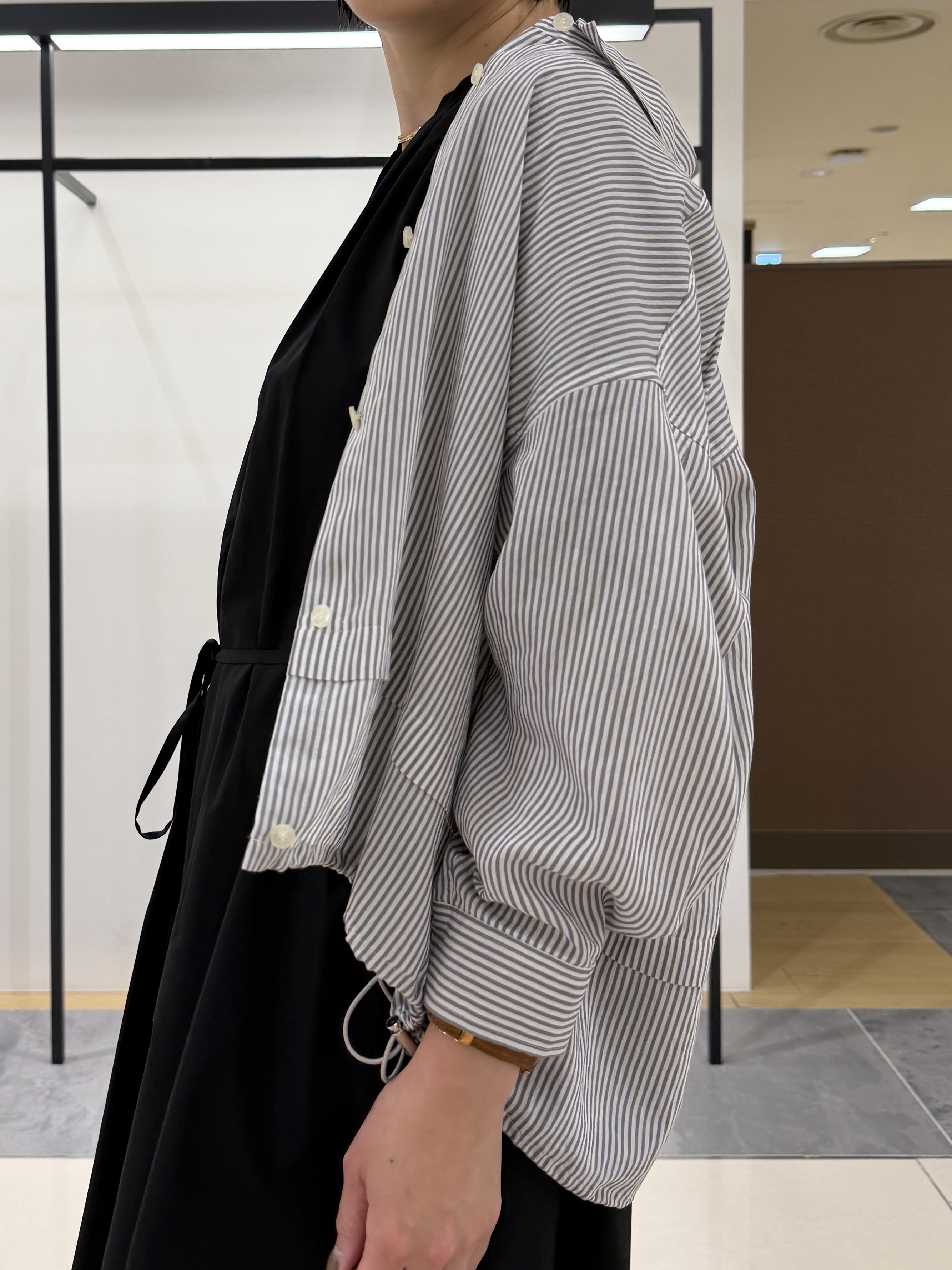 shihoさんの「INDIVI｜【接触冷感／洗える／2WAY】ドロスト付 シアーシャンブレーシャツ」を使ったコーディネート