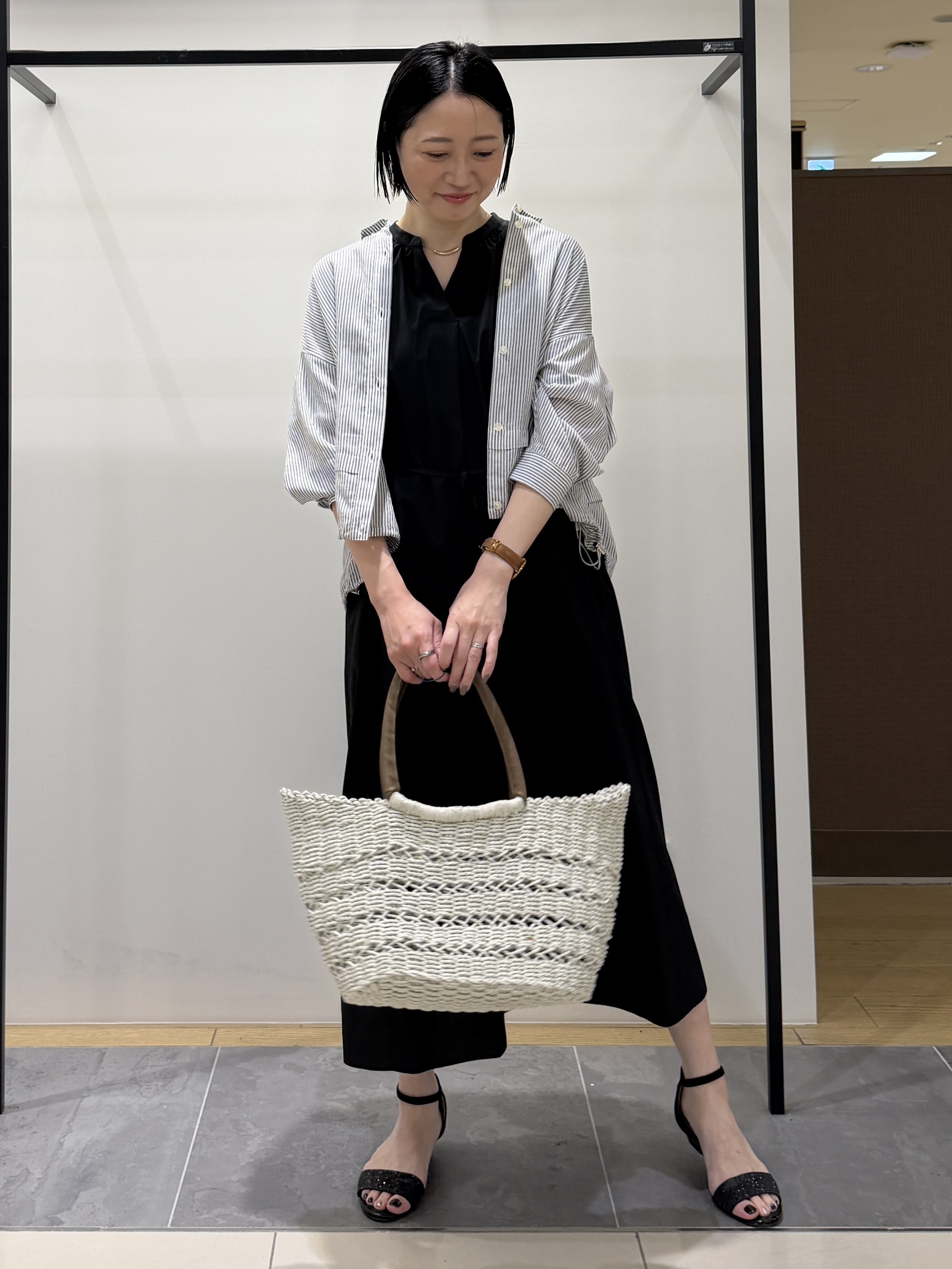 shihoさんの「INDIVI｜【接触冷感／洗える／2WAY】ドロスト付 シアーシャンブレーシャツ」を使ったコーディネート