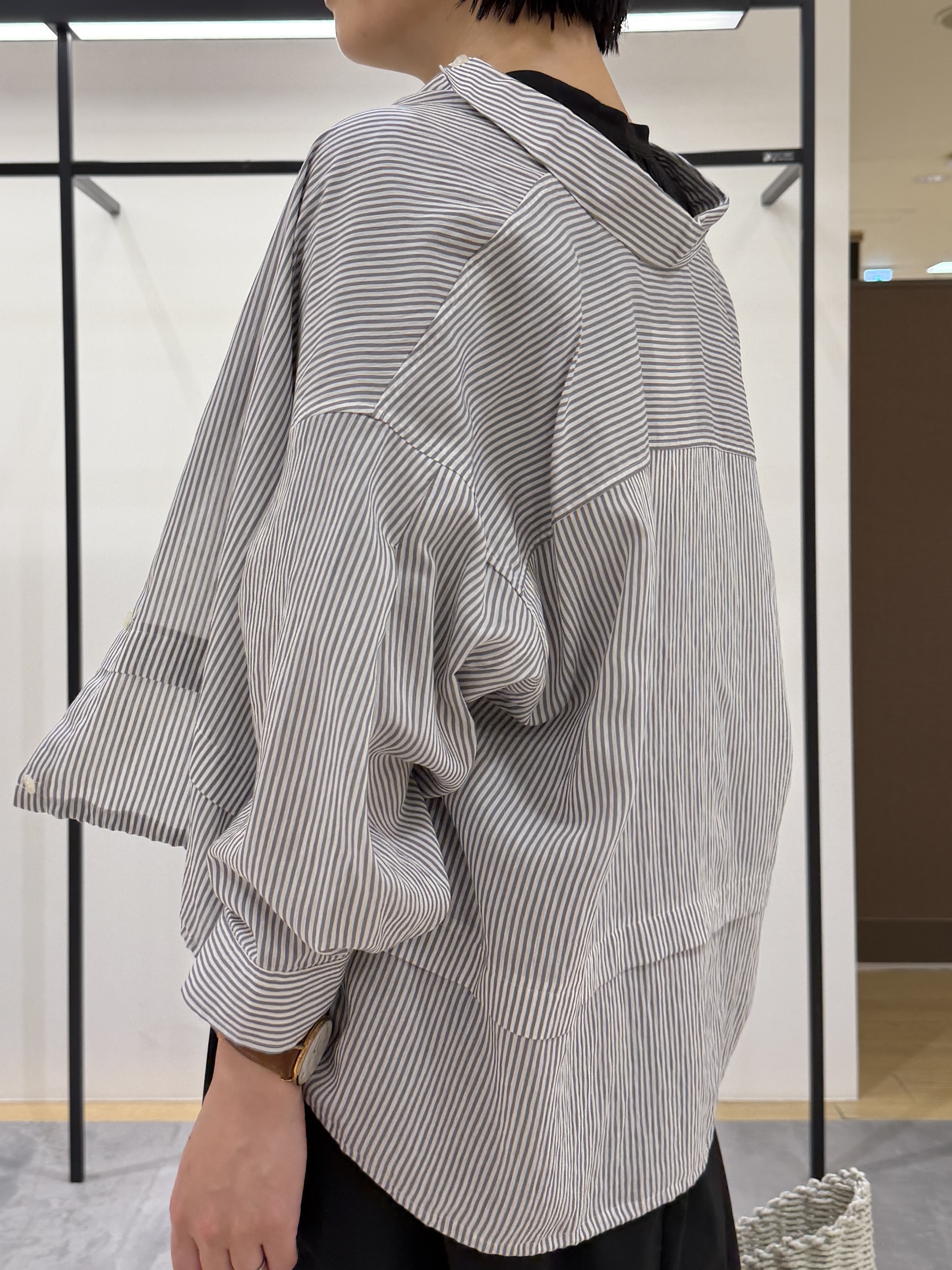 shihoさんの「INDIVI｜【接触冷感／洗える／2WAY】ドロスト付 シアーシャンブレーシャツ」を使ったコーディネート