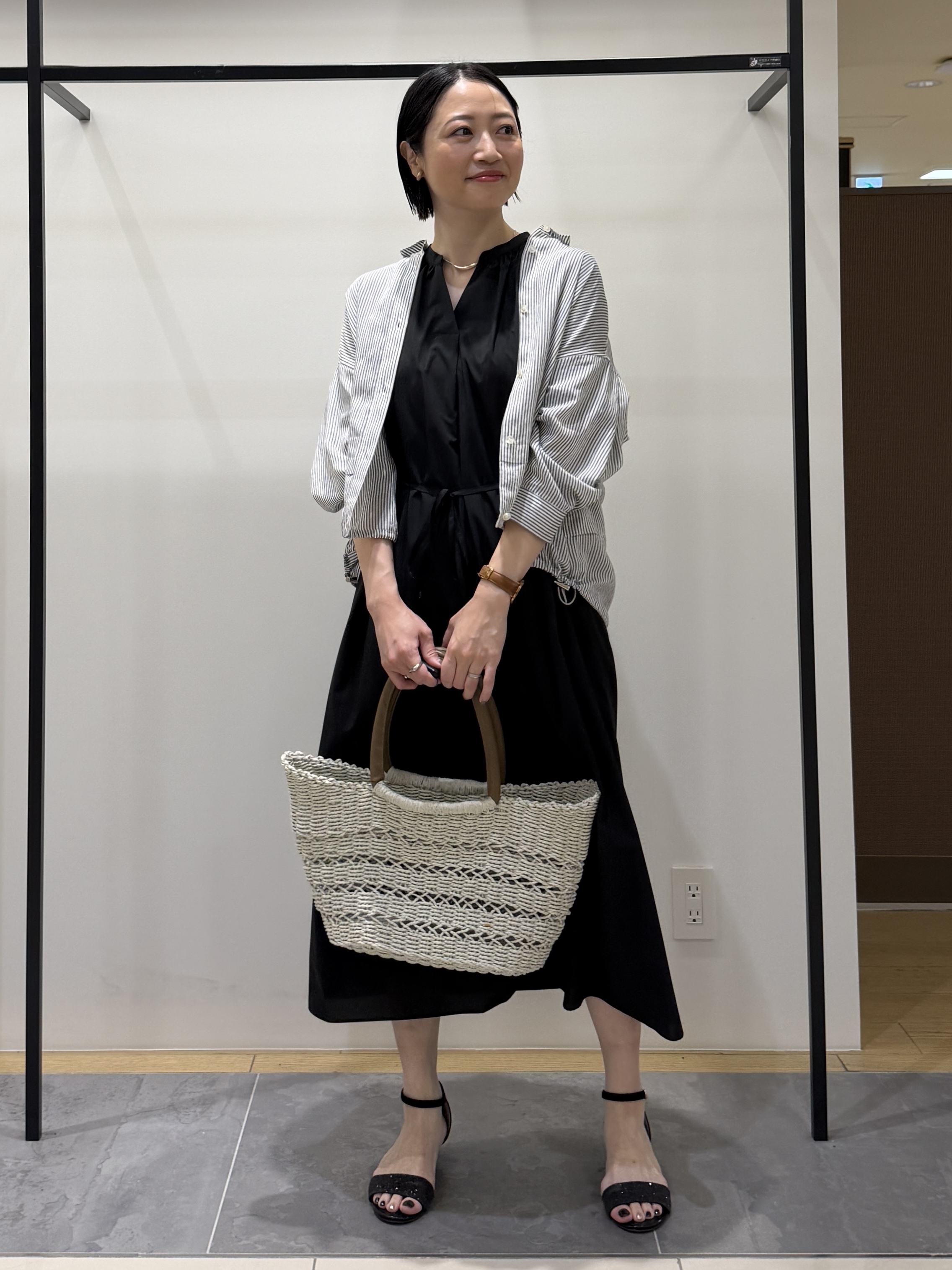 shihoさんの「INDIVI｜【接触冷感／洗える／2WAY】ドロスト付 シアーシャンブレーシャツ」を使ったコーディネート