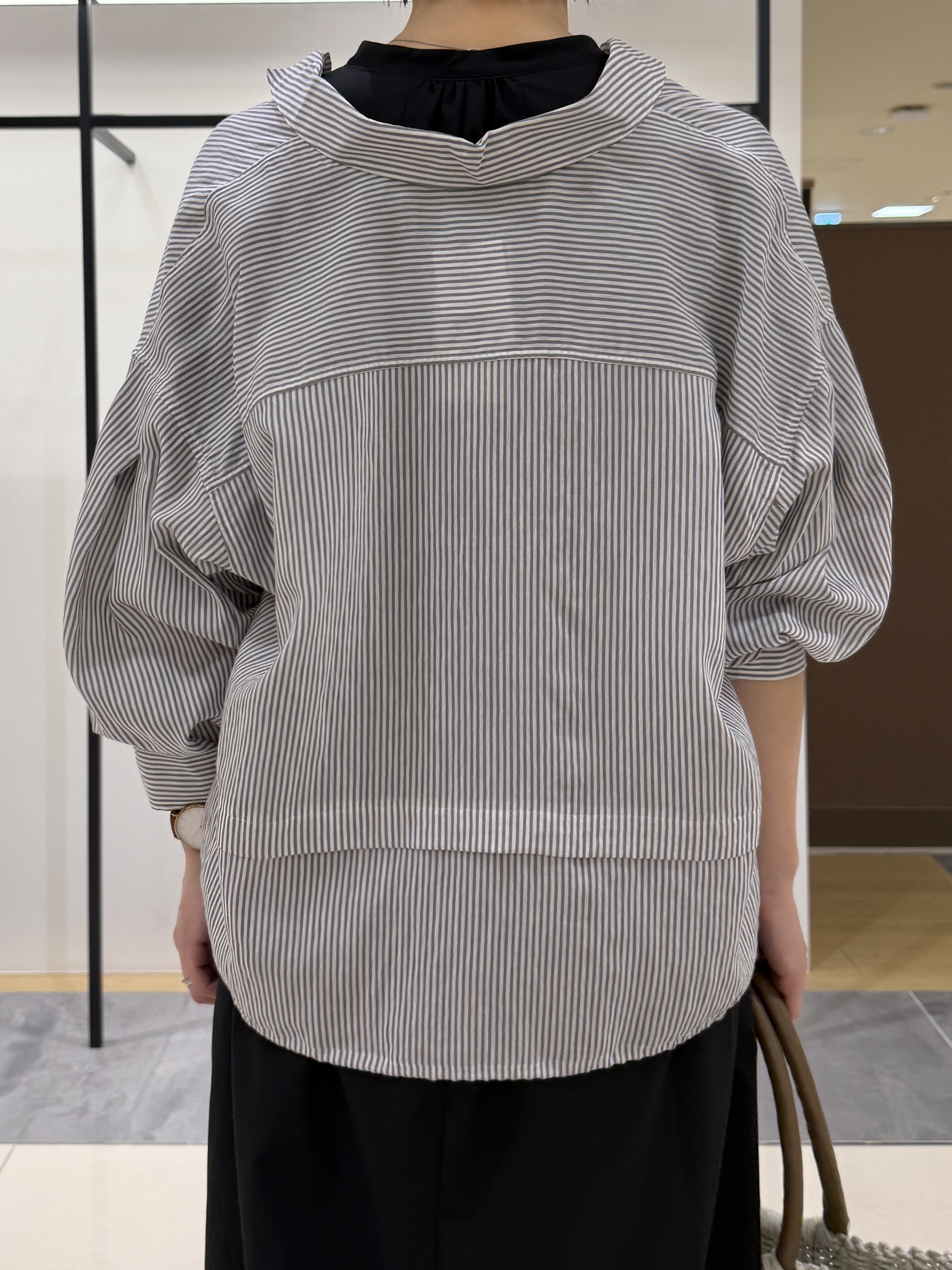shihoさんの「INDIVI｜【接触冷感／洗える／2WAY】ドロスト付 シアーシャンブレーシャツ」を使ったコーディネート