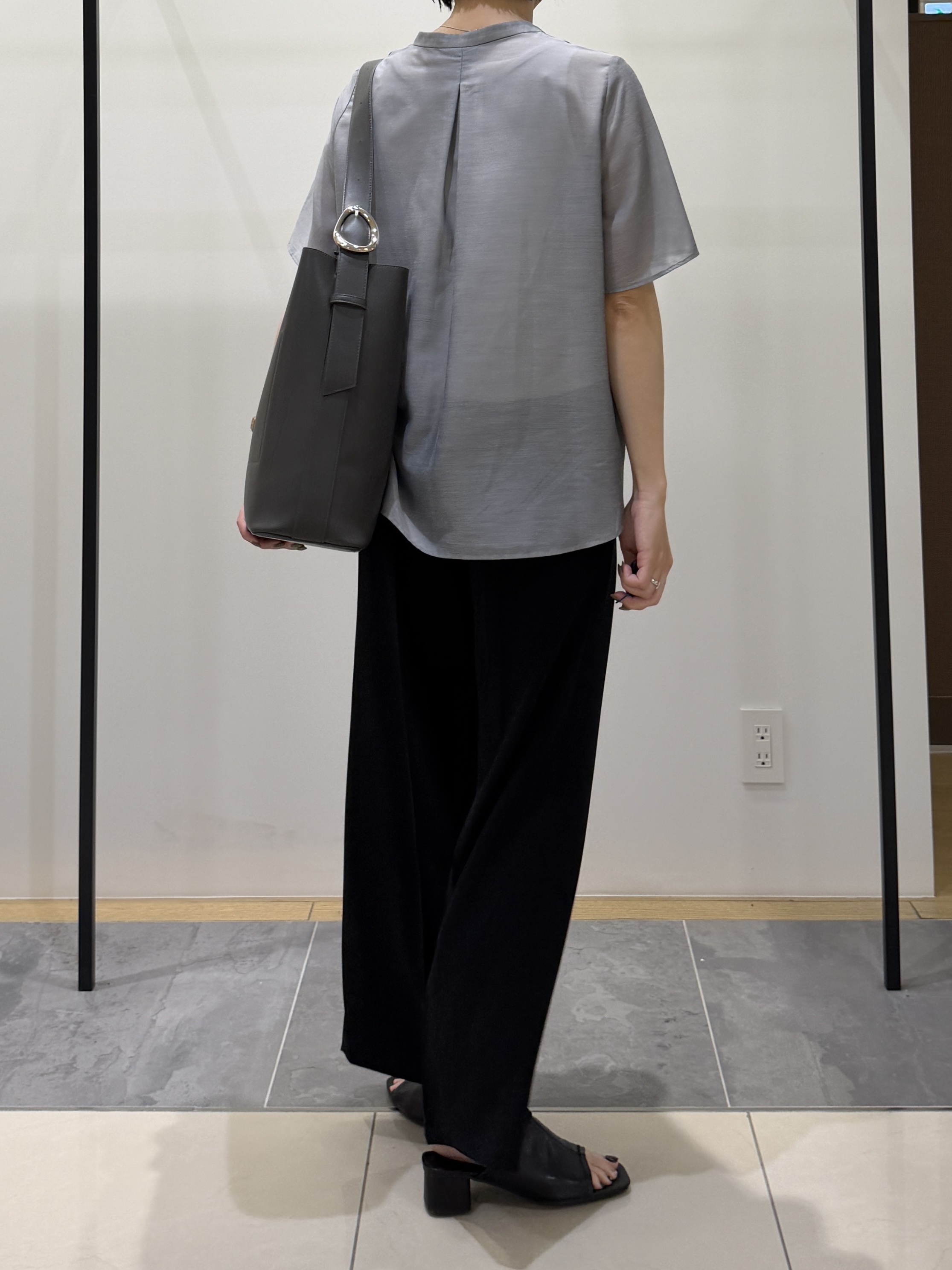 shihoさんの「INDIVI｜【接触冷感/洗える】シアーシャンブレーピンタックブラウス」を使ったコーディネート