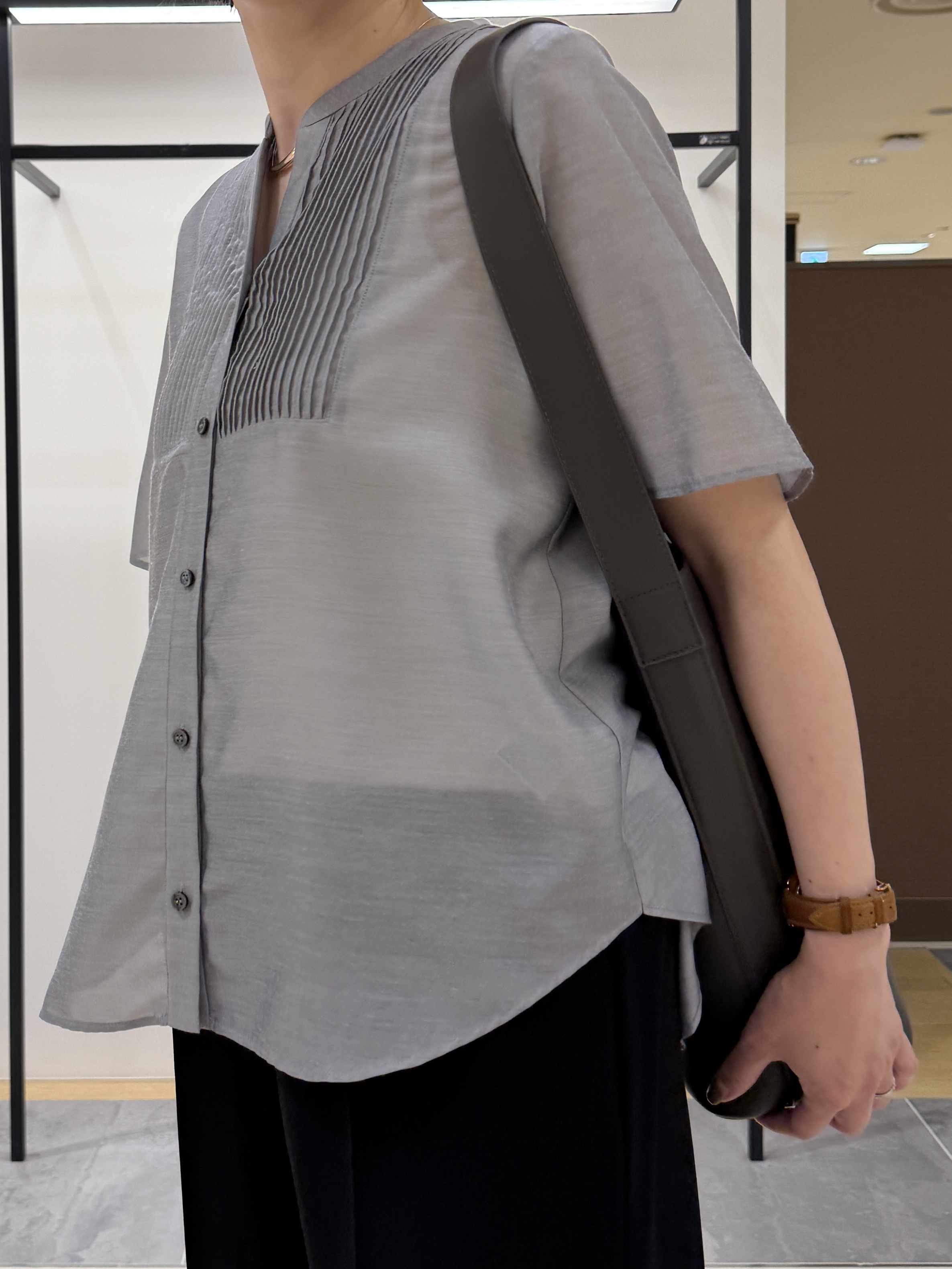 shihoさんの「INDIVI｜【接触冷感/洗える】シアーシャンブレーピンタックブラウス」を使ったコーディネート