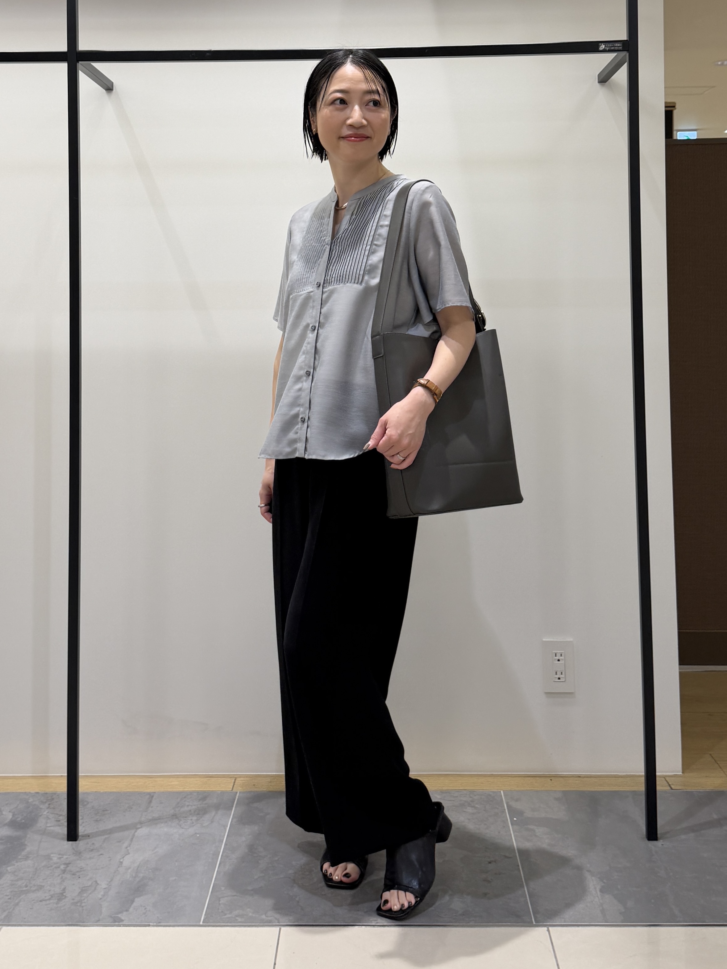 shihoさんの「INDIVI｜【接触冷感/洗える】シアーシャンブレーピンタックブラウス」を使ったコーディネート