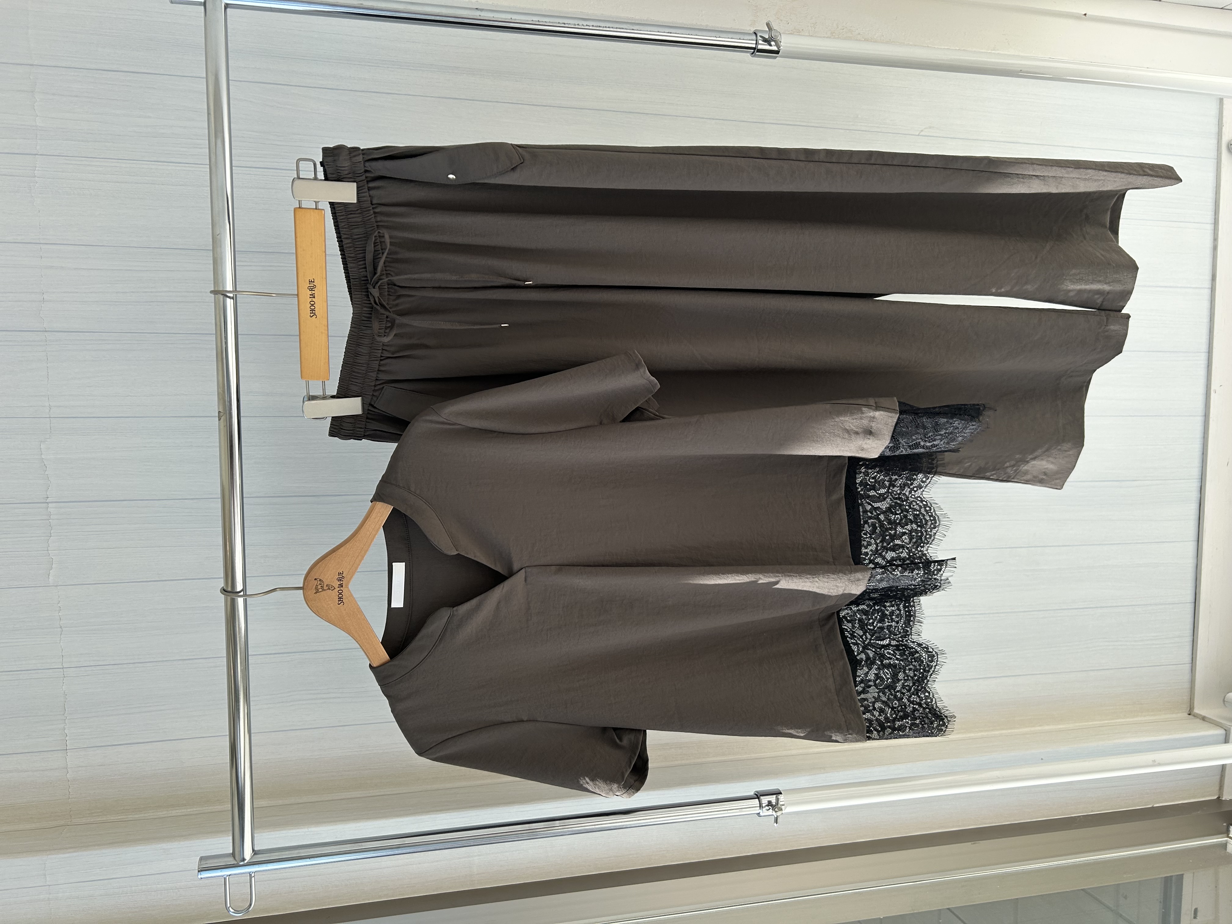 Kamyさんの「SHOO･LA･RUE｜【S-LL/洗濯機可】軽凛(かろりん)ひんやり スキッパー裾レースブラウス」を使ったコーディネート
