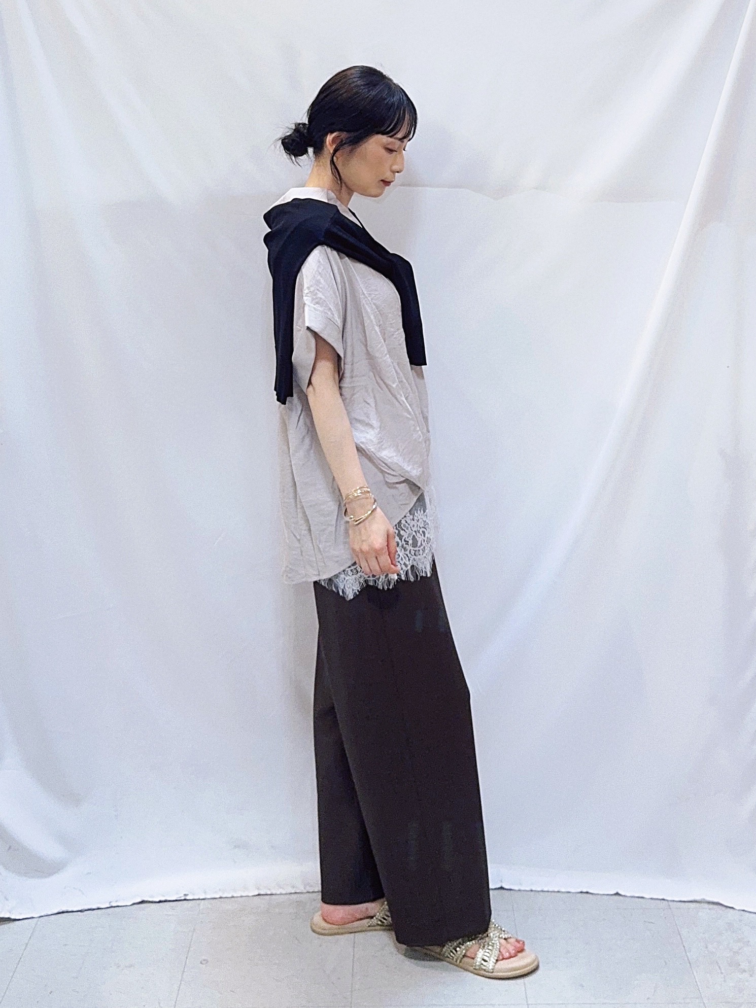 𝐇𝐢𝐫𝐨𝐦𝐢さんの「SHOO･LA･RUE｜【洗濯機可/ひんやり/UV】さらっとしたタッチが心地よい ショート丈 Vネックカーディガン」を使ったコーディネート