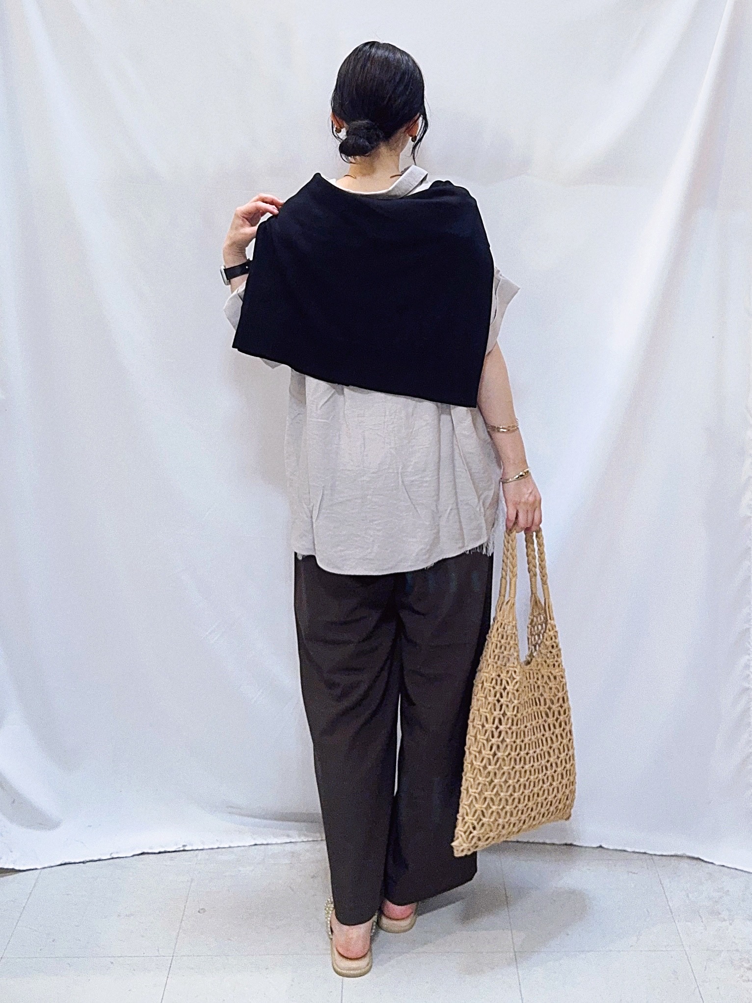 𝐇𝐢𝐫𝐨𝐦𝐢さんの「SHOO･LA･RUE｜【洗濯機可/ひんやり/UV】さらっとしたタッチが心地よい ショート丈 Vネックカーディガン」を使ったコーディネート