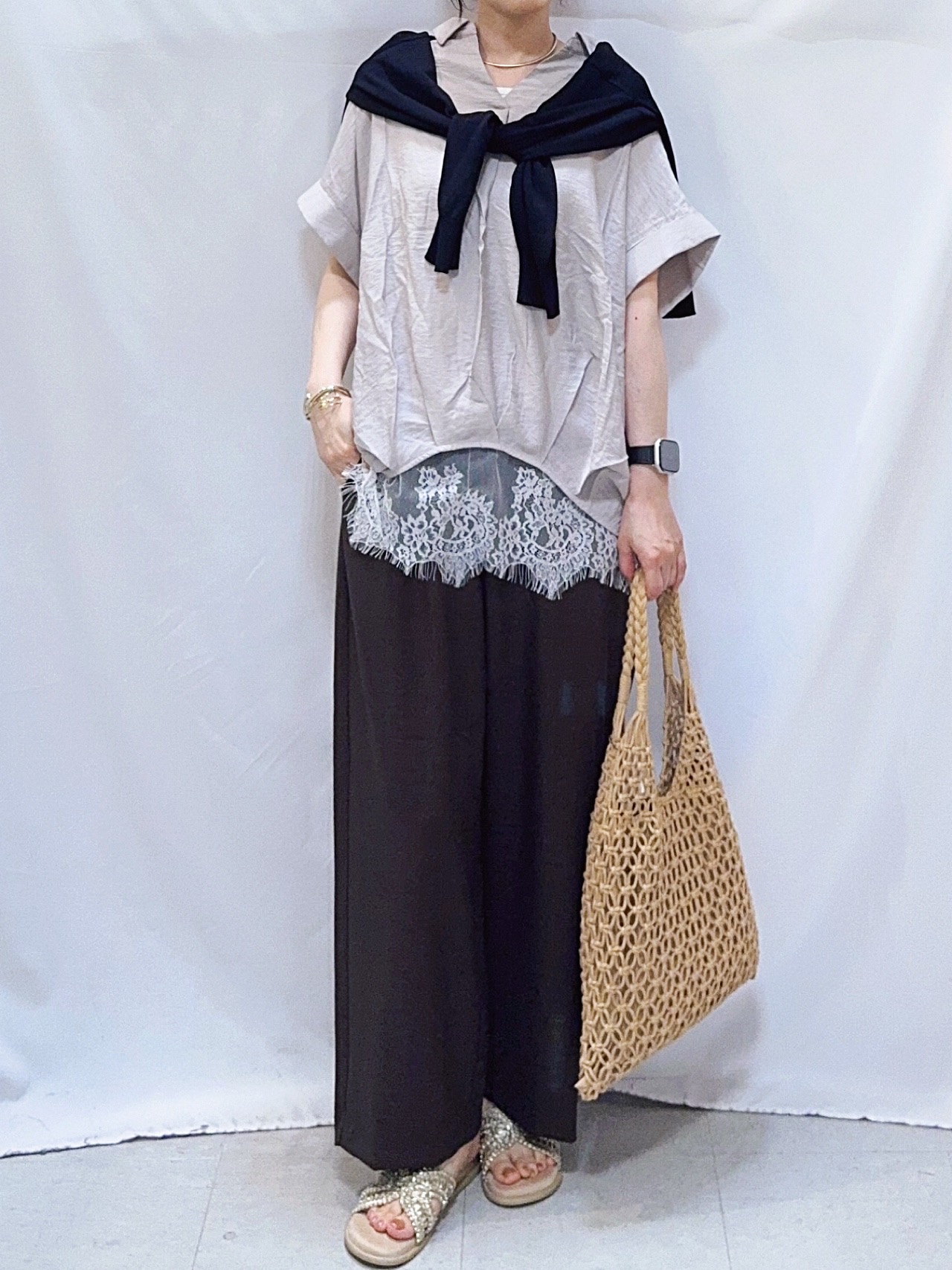 𝐇𝐢𝐫𝐨𝐦𝐢さんの「SHOO･LA･RUE｜【洗濯機可/ひんやり/UV】さらっとしたタッチが心地よい ショート丈 Vネックカーディガン」を使ったコーディネート