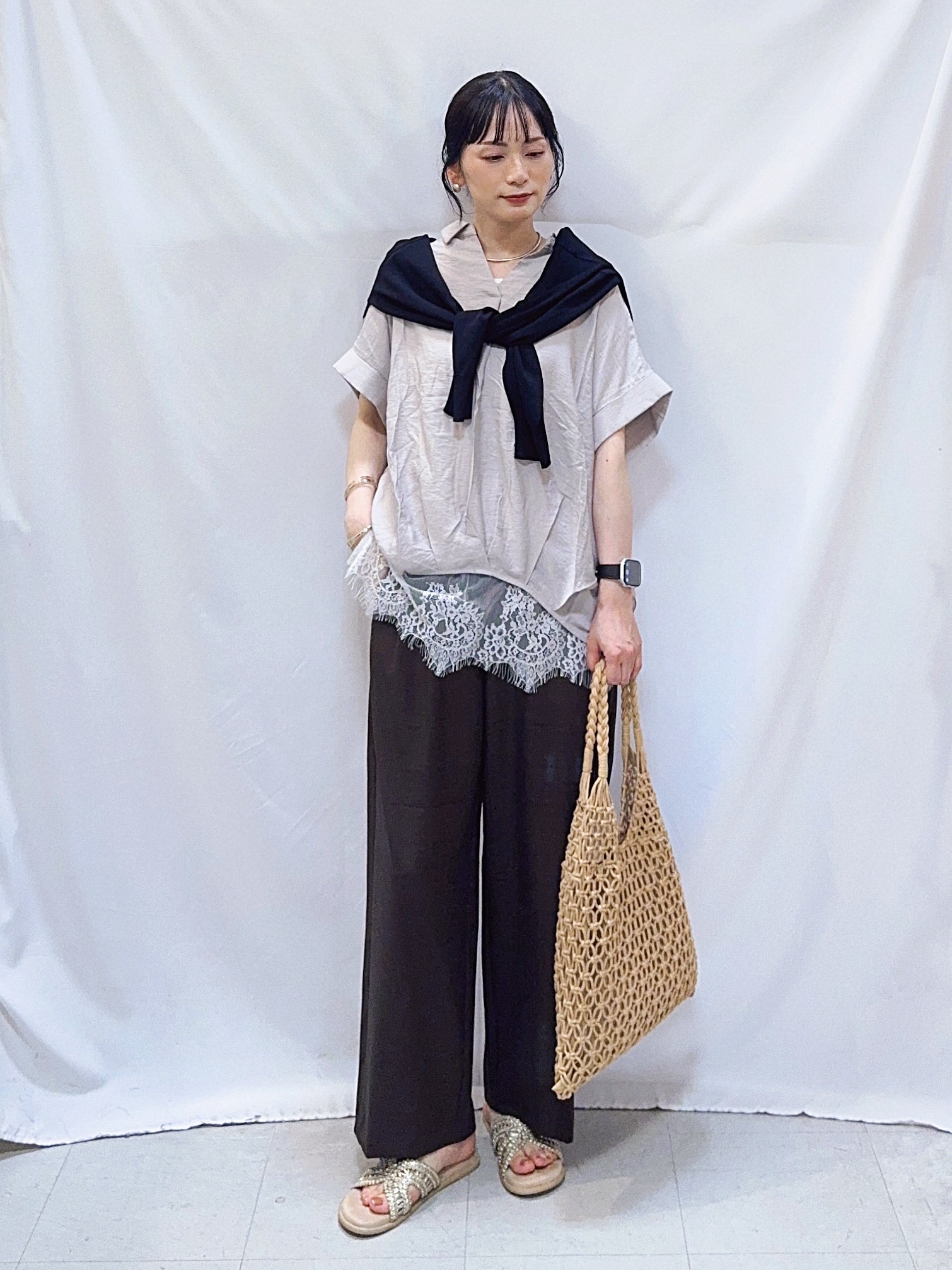 𝐇𝐢𝐫𝐨𝐦𝐢さんの「SHOO･LA･RUE｜【洗濯機可/ひんやり/UV】さらっとしたタッチが心地よい ショート丈 Vネックカーディガン」を使ったコーディネート