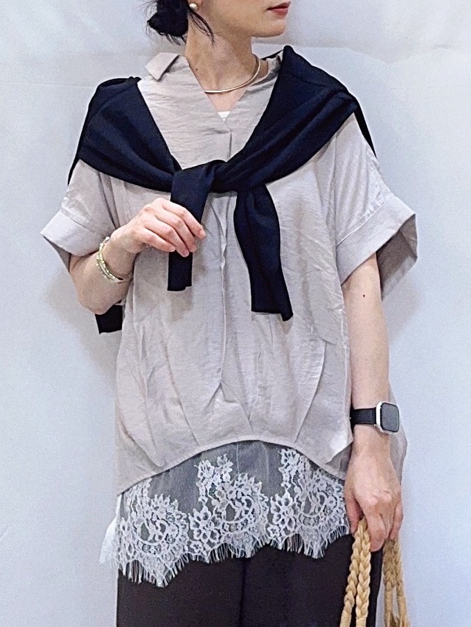𝐇𝐢𝐫𝐨𝐦𝐢さんの「SHOO･LA･RUE｜【洗濯機可/ひんやり/UV】さらっとしたタッチが心地よい ショート丈 Vネックカーディガン」を使ったコーディネート