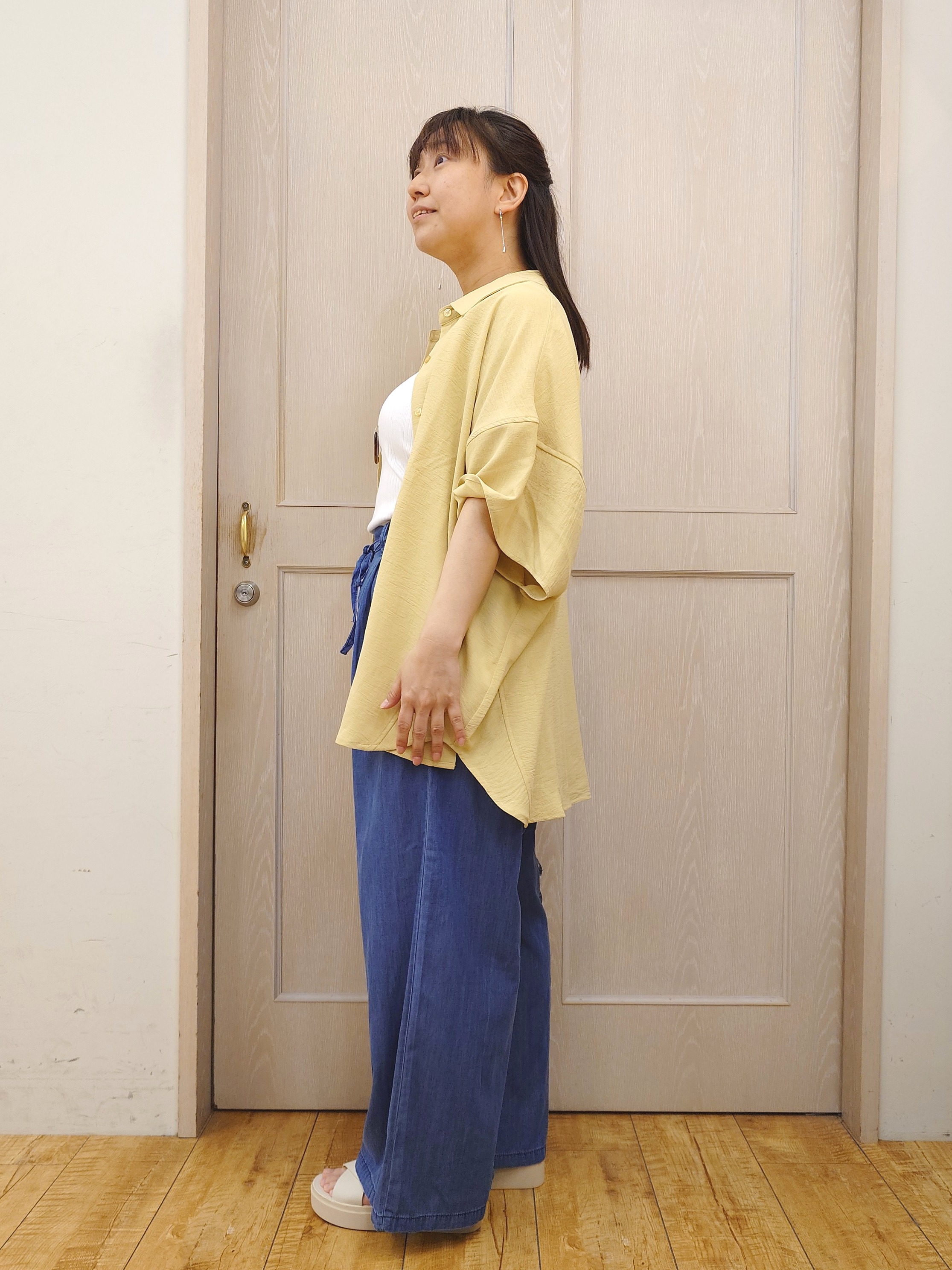とろろさんの「SHOO･LA･RUE｜【高レビュー/洗濯後しわになりにくい/体型カバー】きちんとゆるっと 大人の抜け感 ポンチョ風カラーシ」を使ったコーディネート