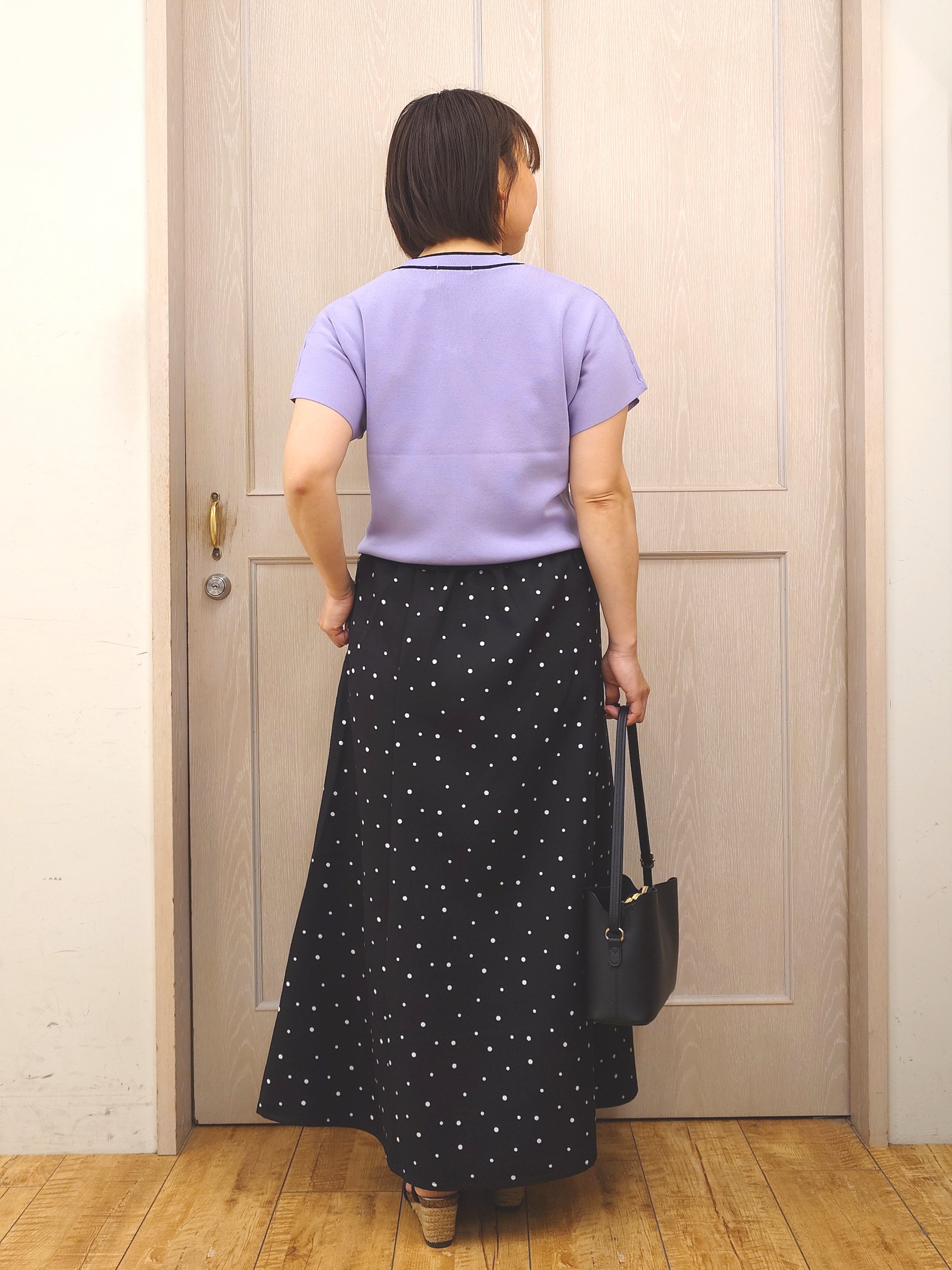とろろさんの「SHOO･LA･RUE｜【毎日洗える/ひんやり/UV/S-LL】 毛玉になりにくい配色ボウタイ半袖ニット」を使ったコーディネート