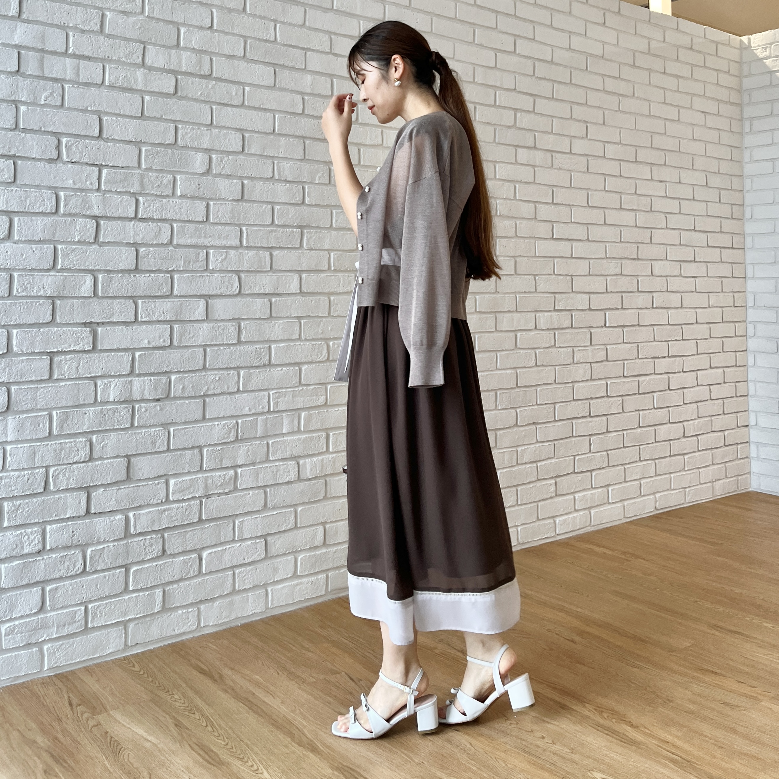 makiさんの「Couture brooch｜【洗える・パール調釦】愛されシアーカーディガン」を使ったコーディネート